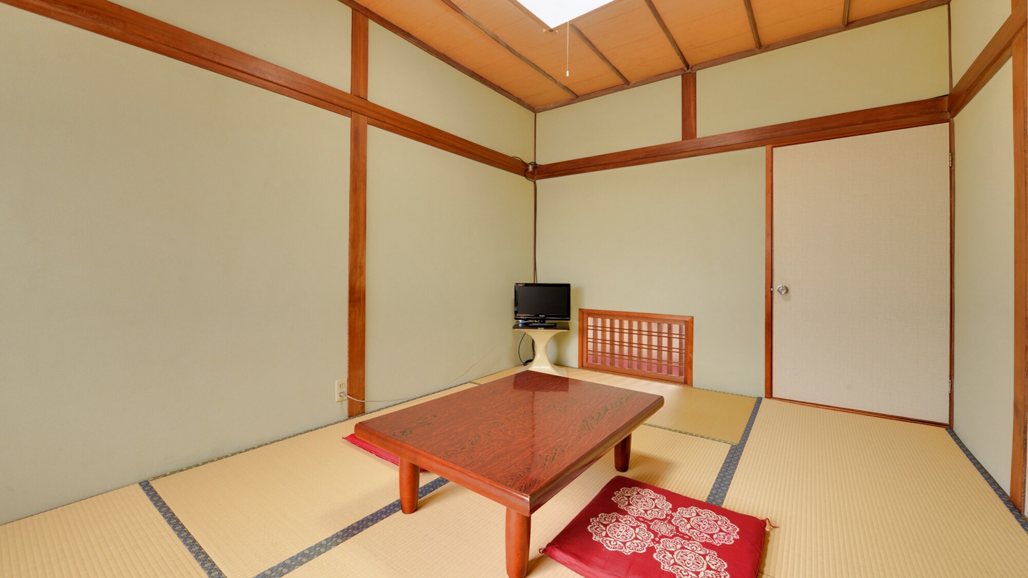 * [Japanese-style room 6 tatami mats] Please relax in the tatami room.