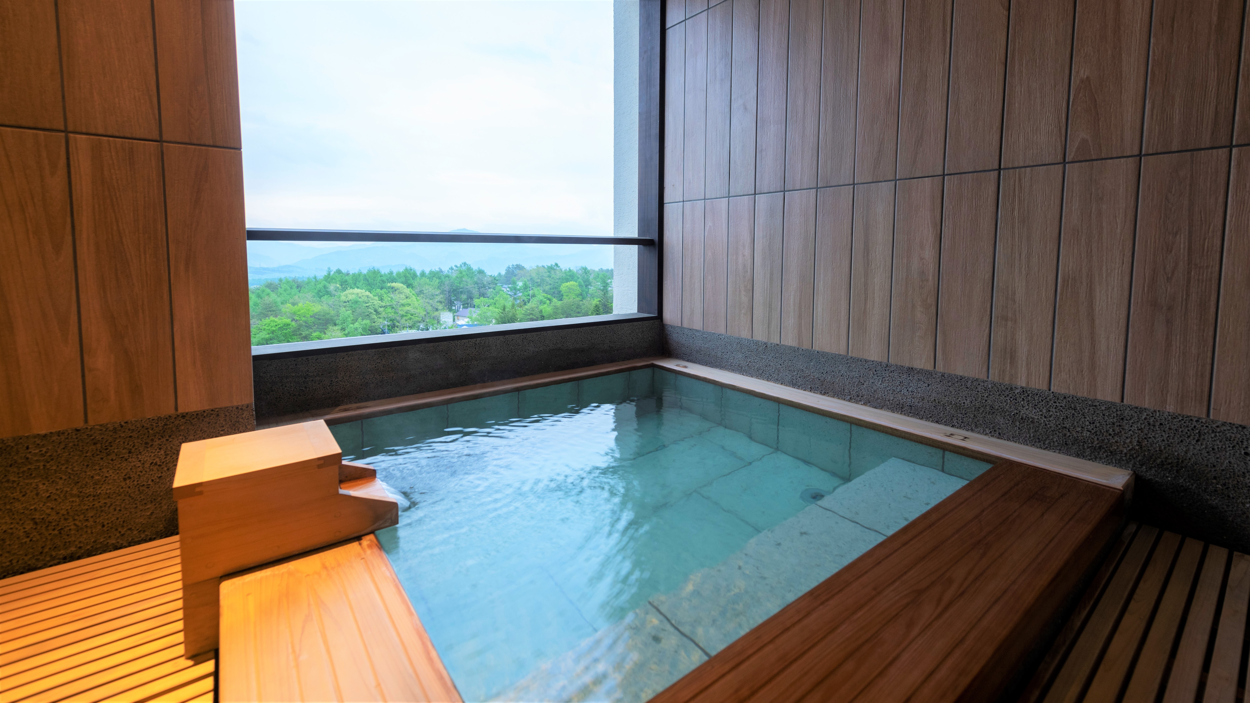 [Free private bath] Mori no Yu: A spacious bathtub with cypress edging and hot water from the Yubatake hot spring