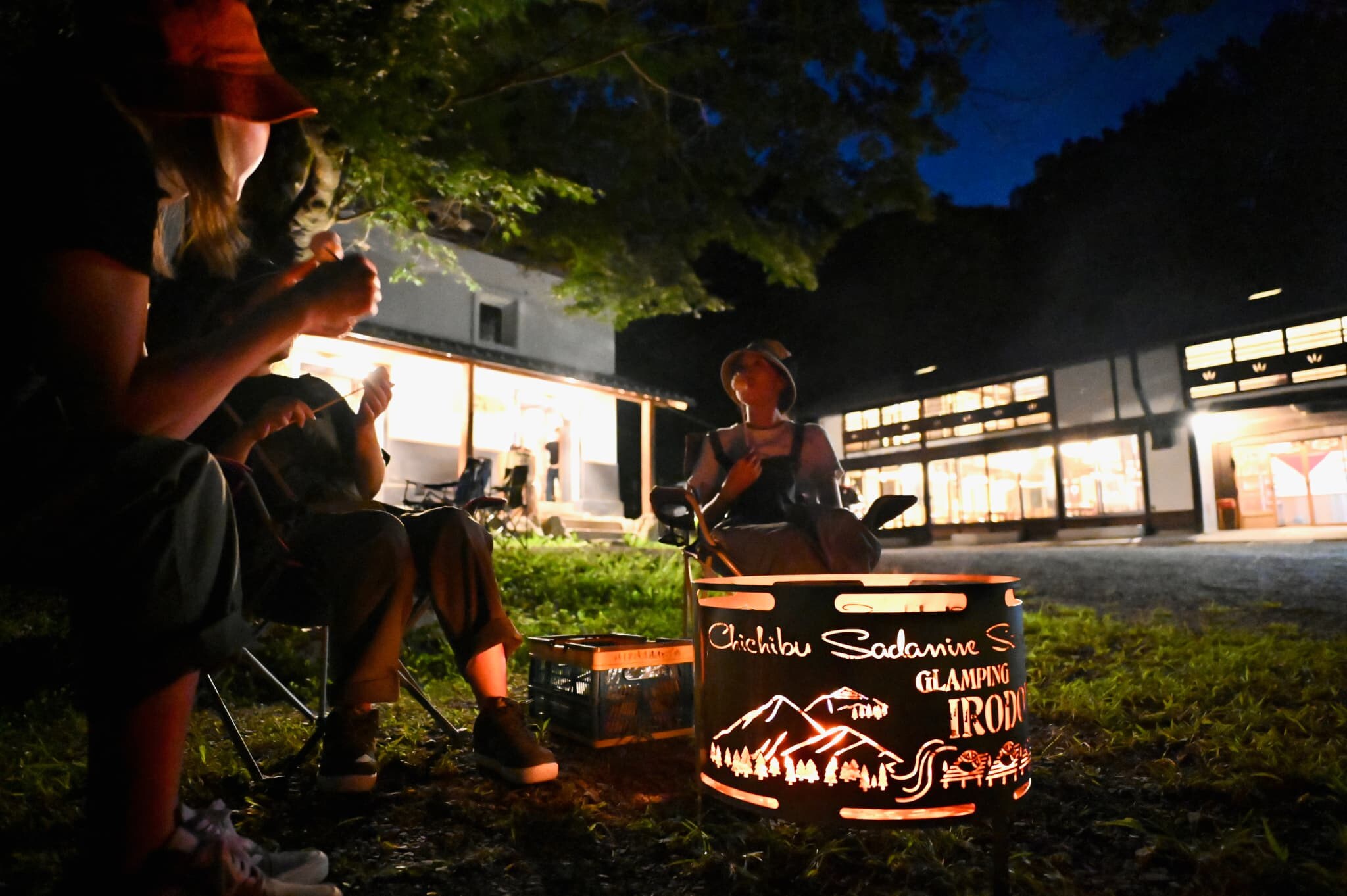 Lửa trại trước nhà cổ