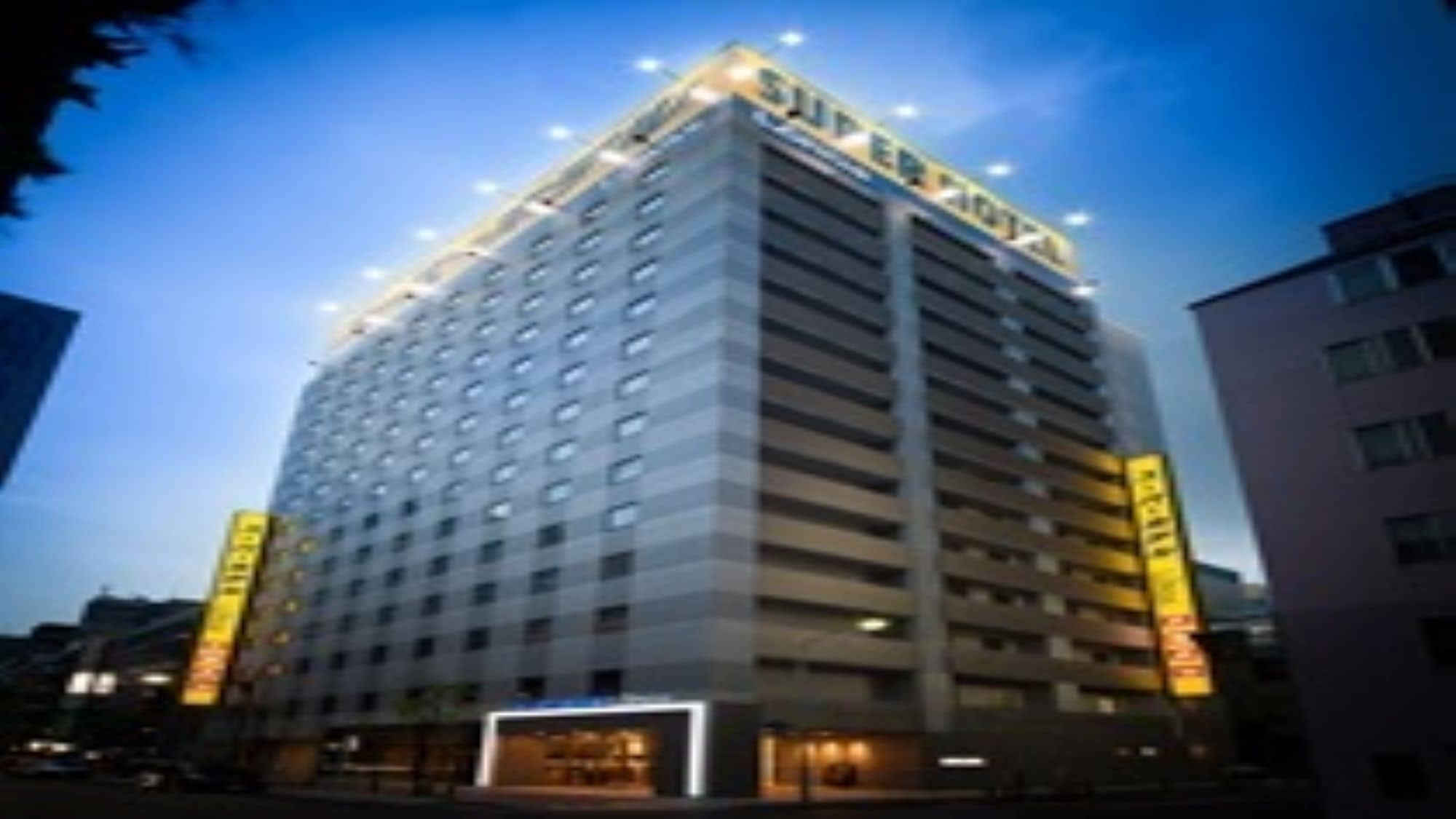 Eksterior hotel (malam)
