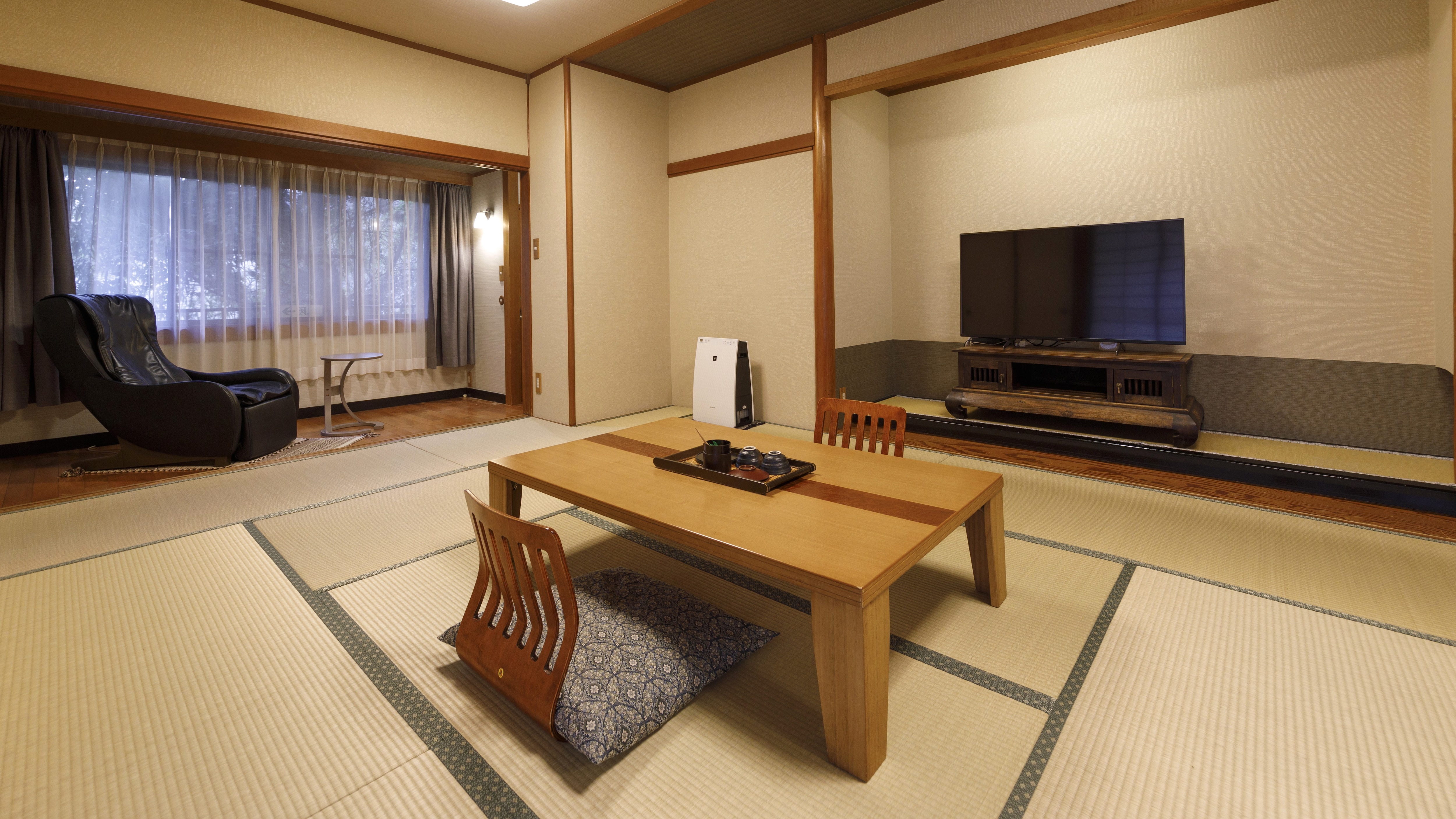 Second floor: Japanese-style room with massage machine, 12 tatami mats