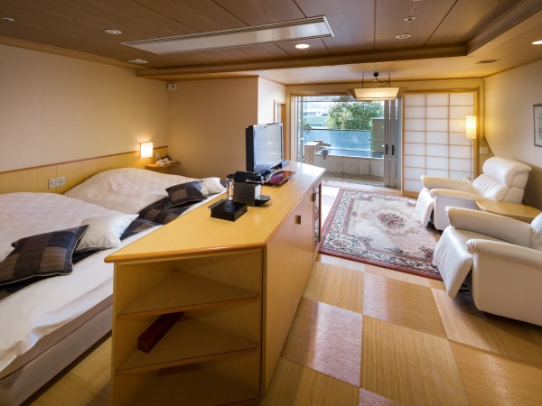 [Non-smoking] Yuraku Yamahikotei Western-style room "Koraku" Twin + Living + Open-air bath <Mt. Fuji view>