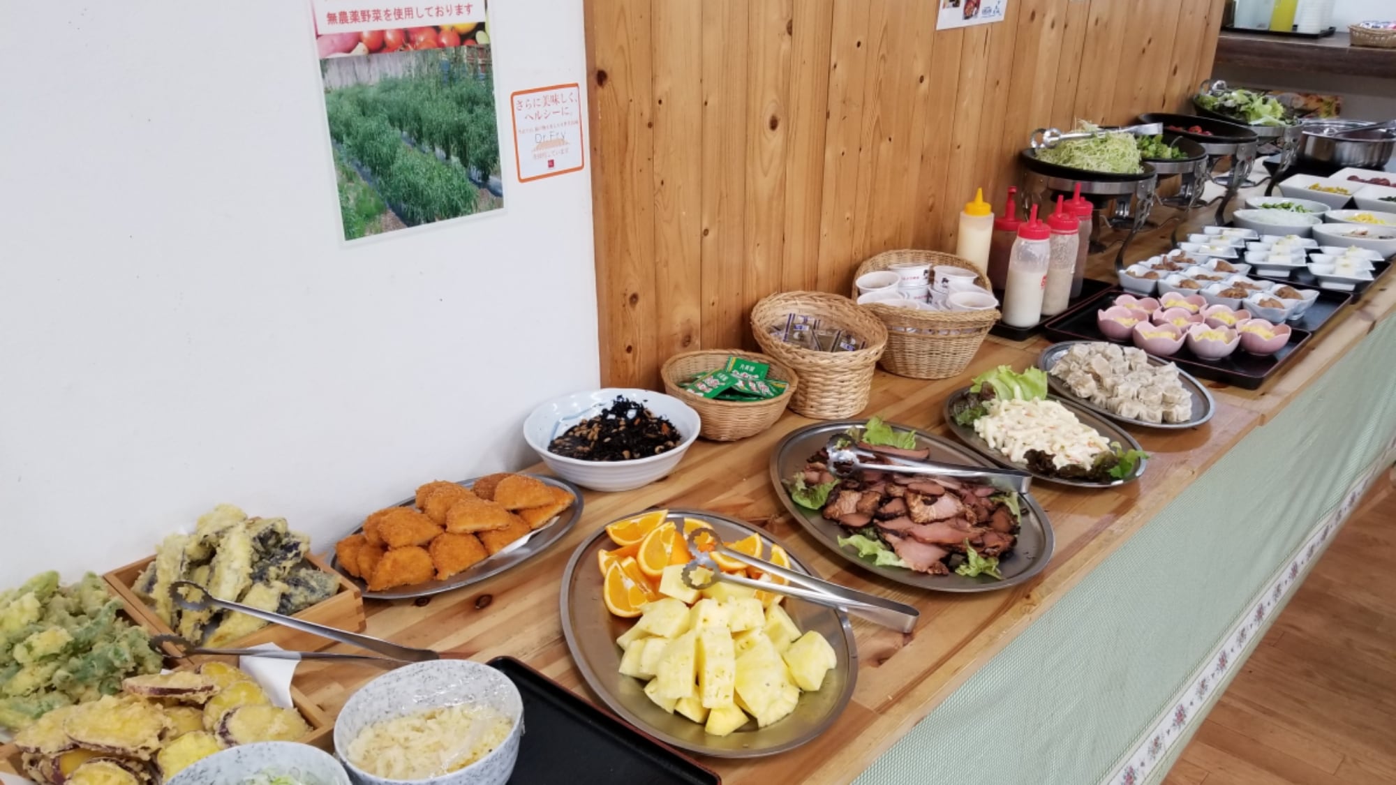*Breakfast (example): Approximately 30 types of Japanese and Western dishes incorporating local cuisine from the Gunnai region of Yamanashi Prefecture