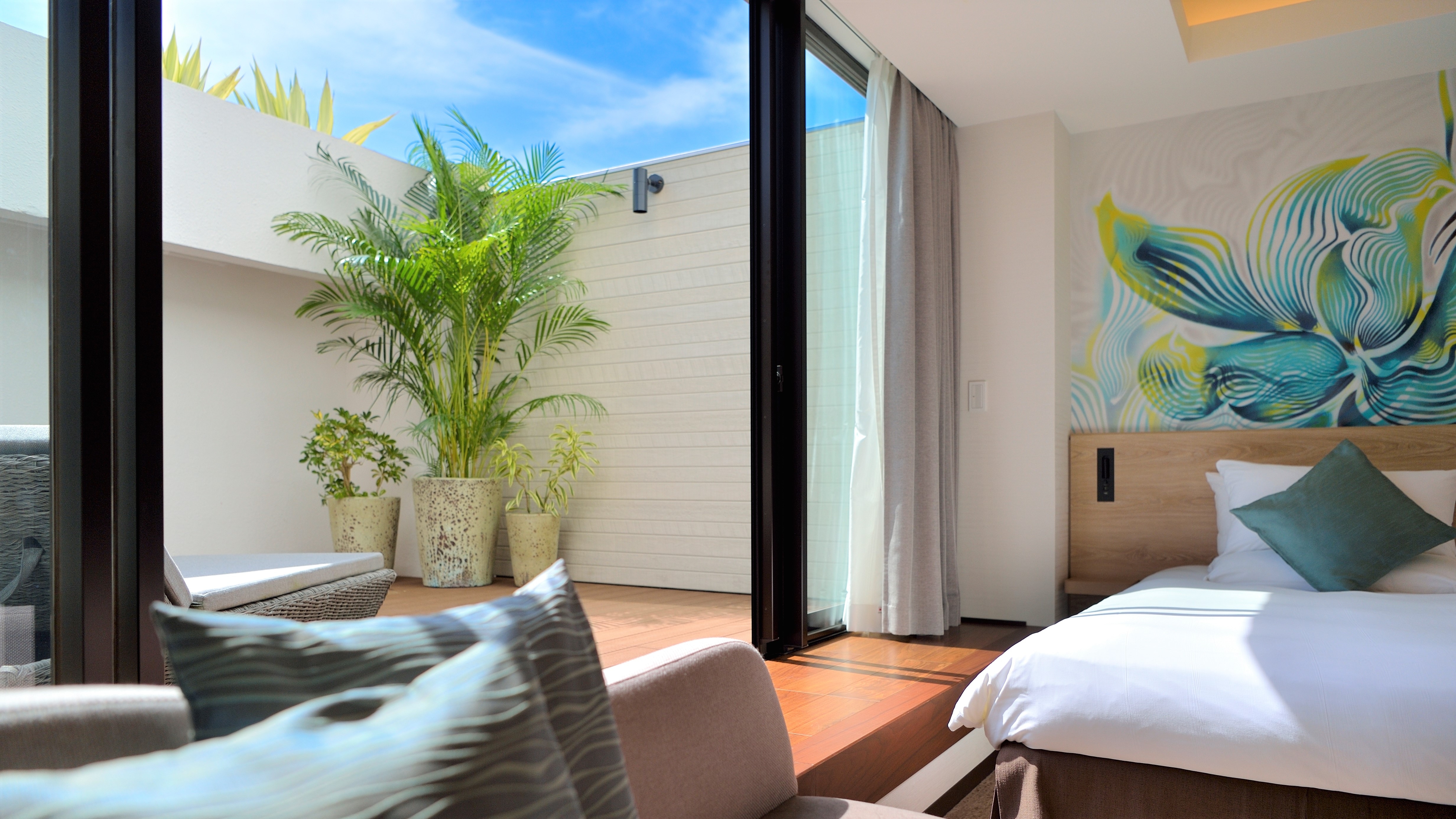 [Terrace Room 34㎡] An open guest room with a private balcony that gives you a taste of Okinawa.