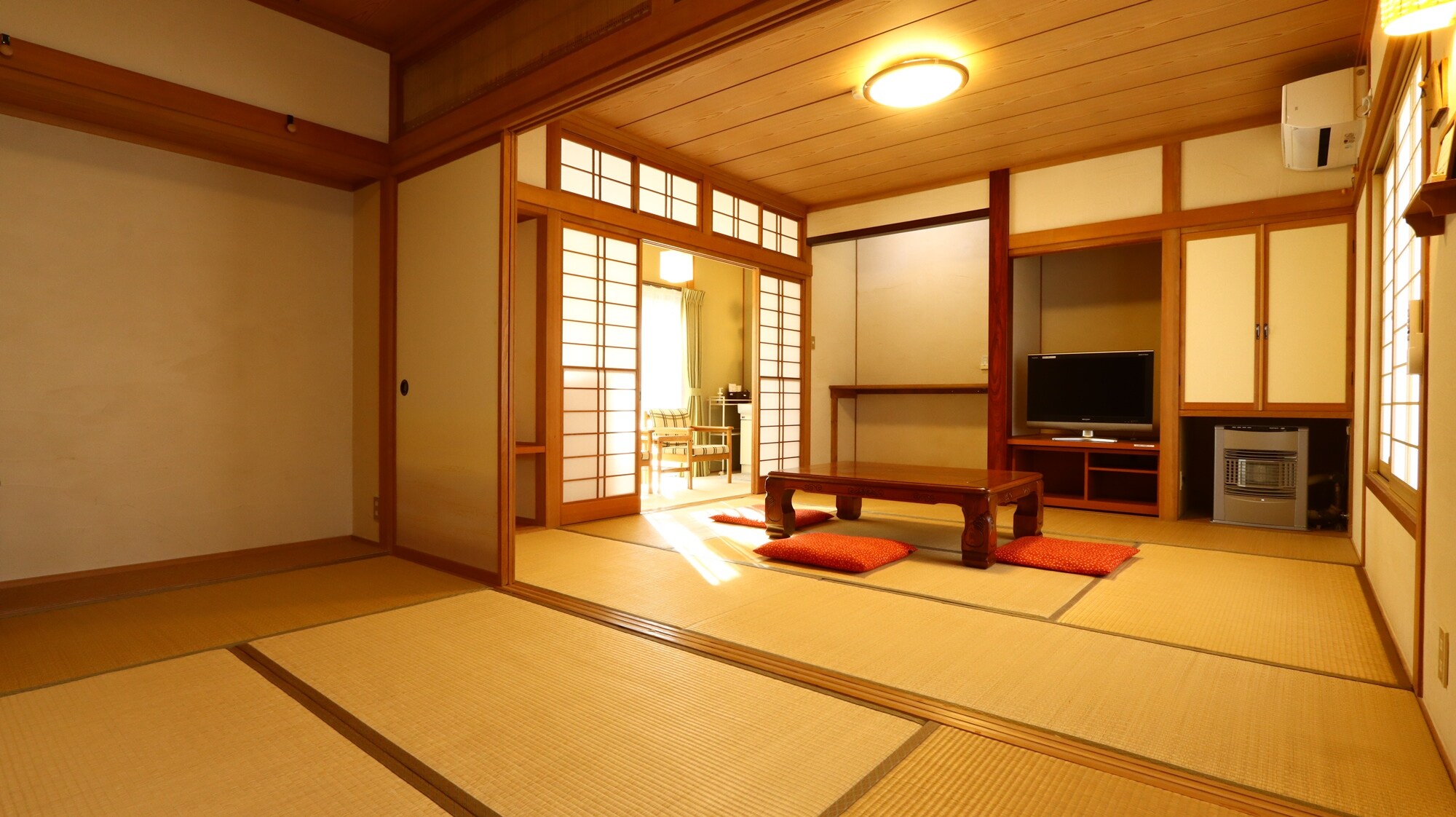 [Japanese-style room 14 tatami mats] Two adjoining Japanese-style rooms