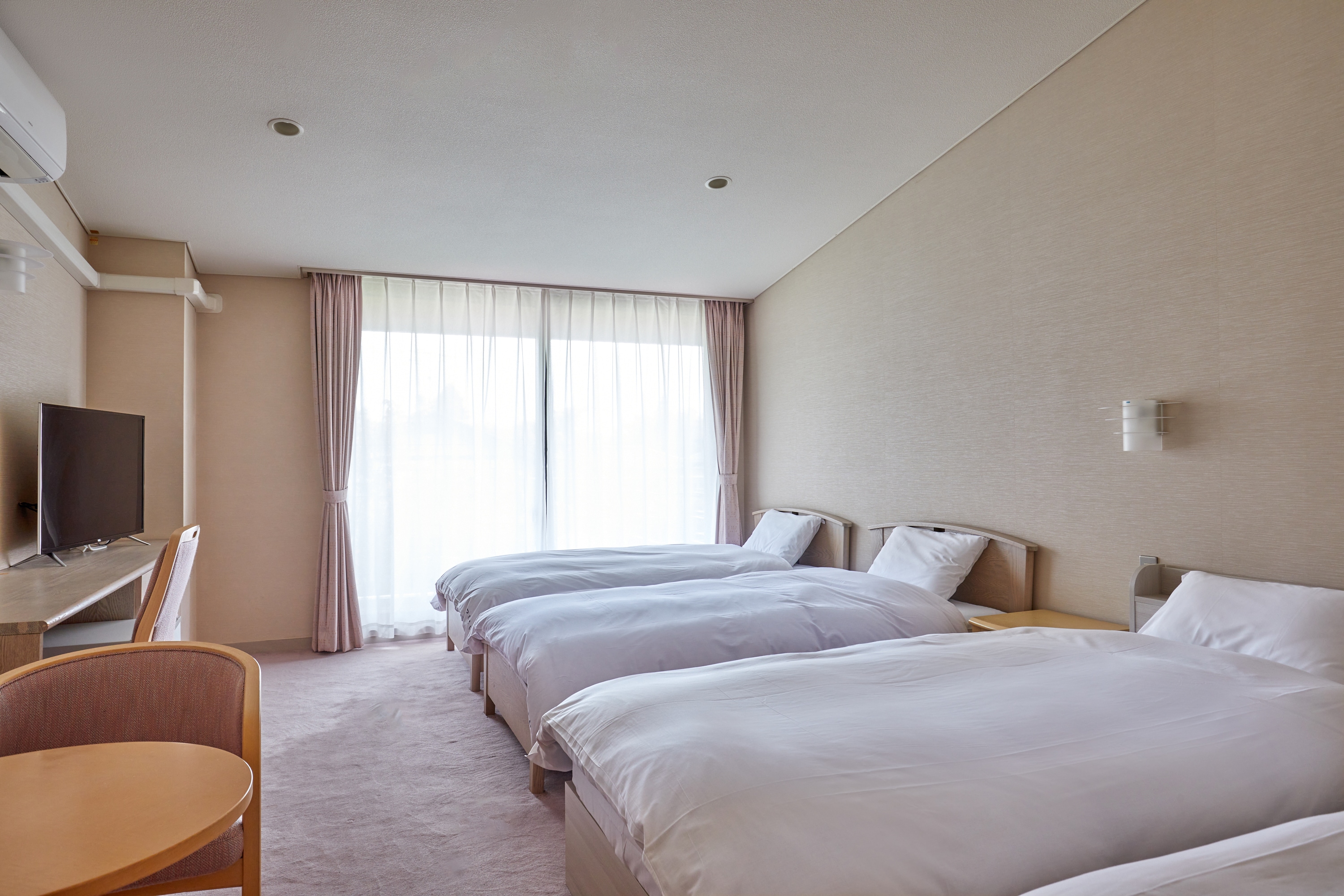 Western-style room (17 m2) (1-4 persons)