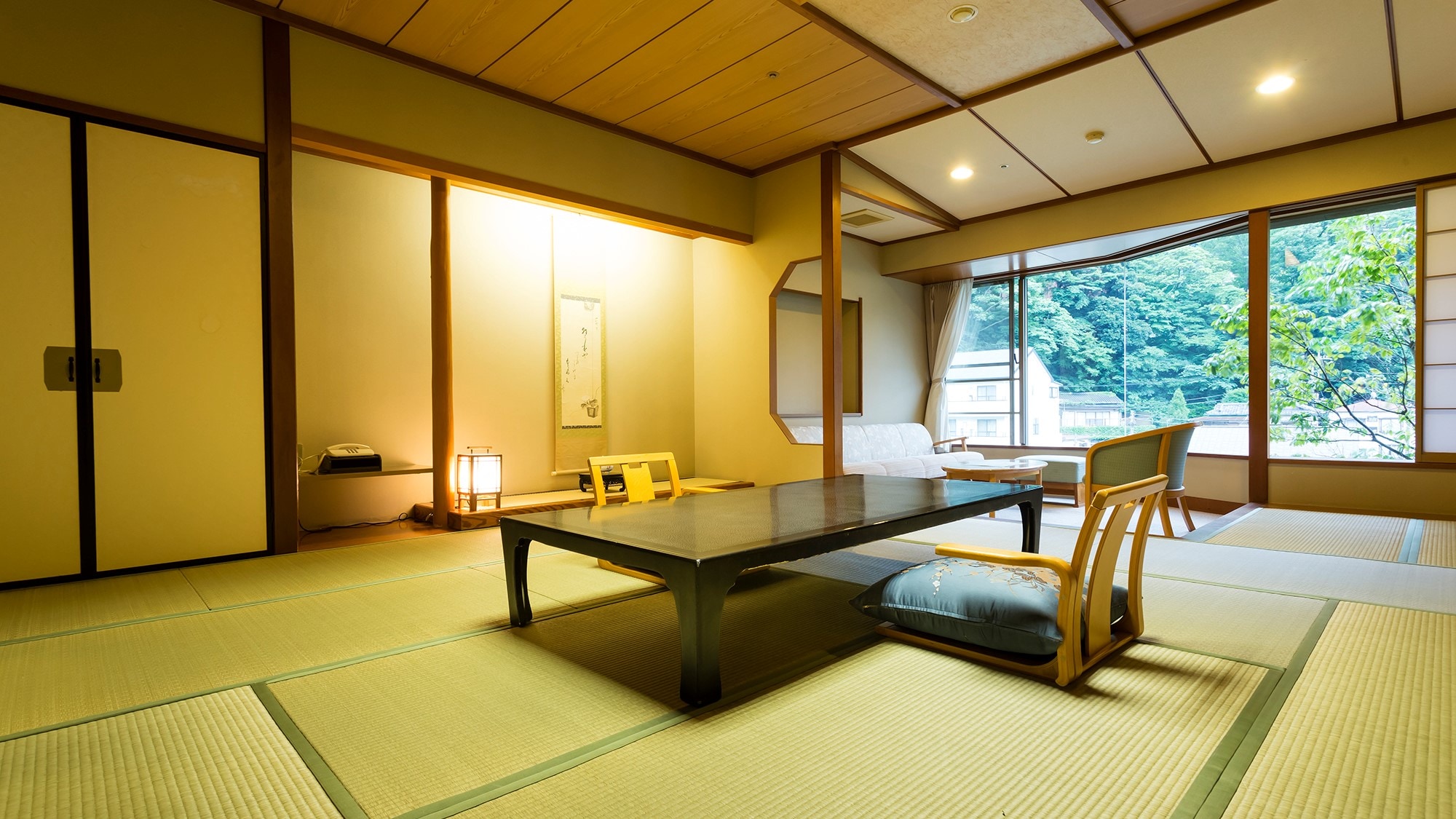 [River side] 12.5 tatami mats, an example of a spacious Japanese-style room
