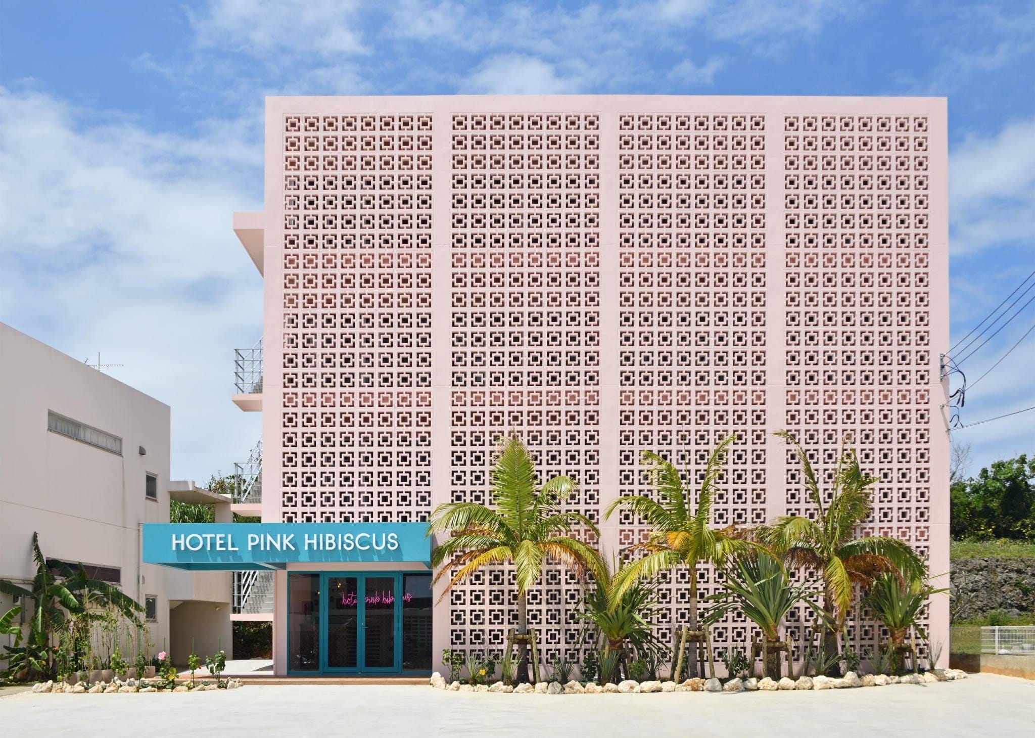 Hotel exterior (daytime)