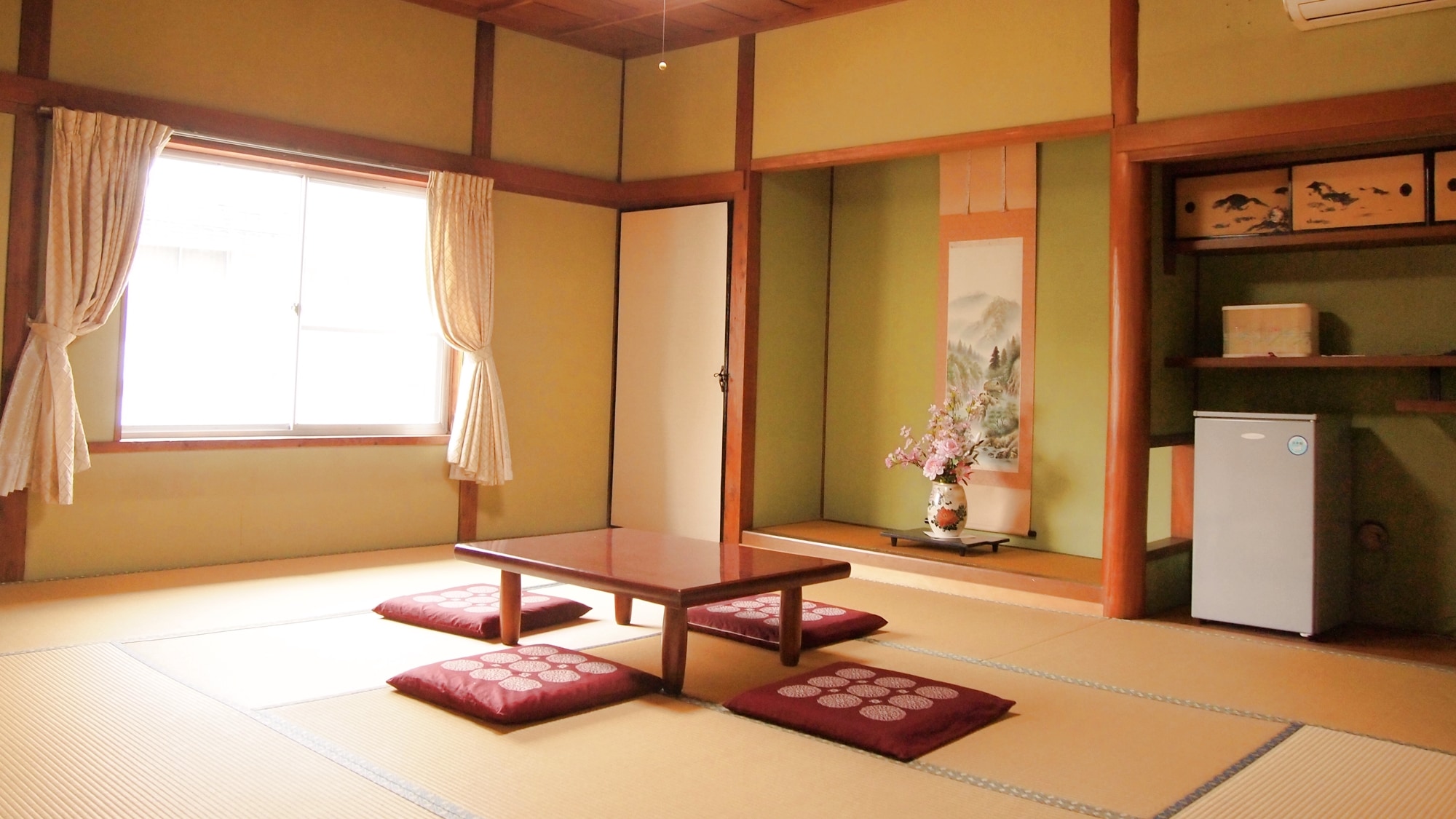 * [Japanese-style room 10 tatami mats] Please relax in the tatami room.