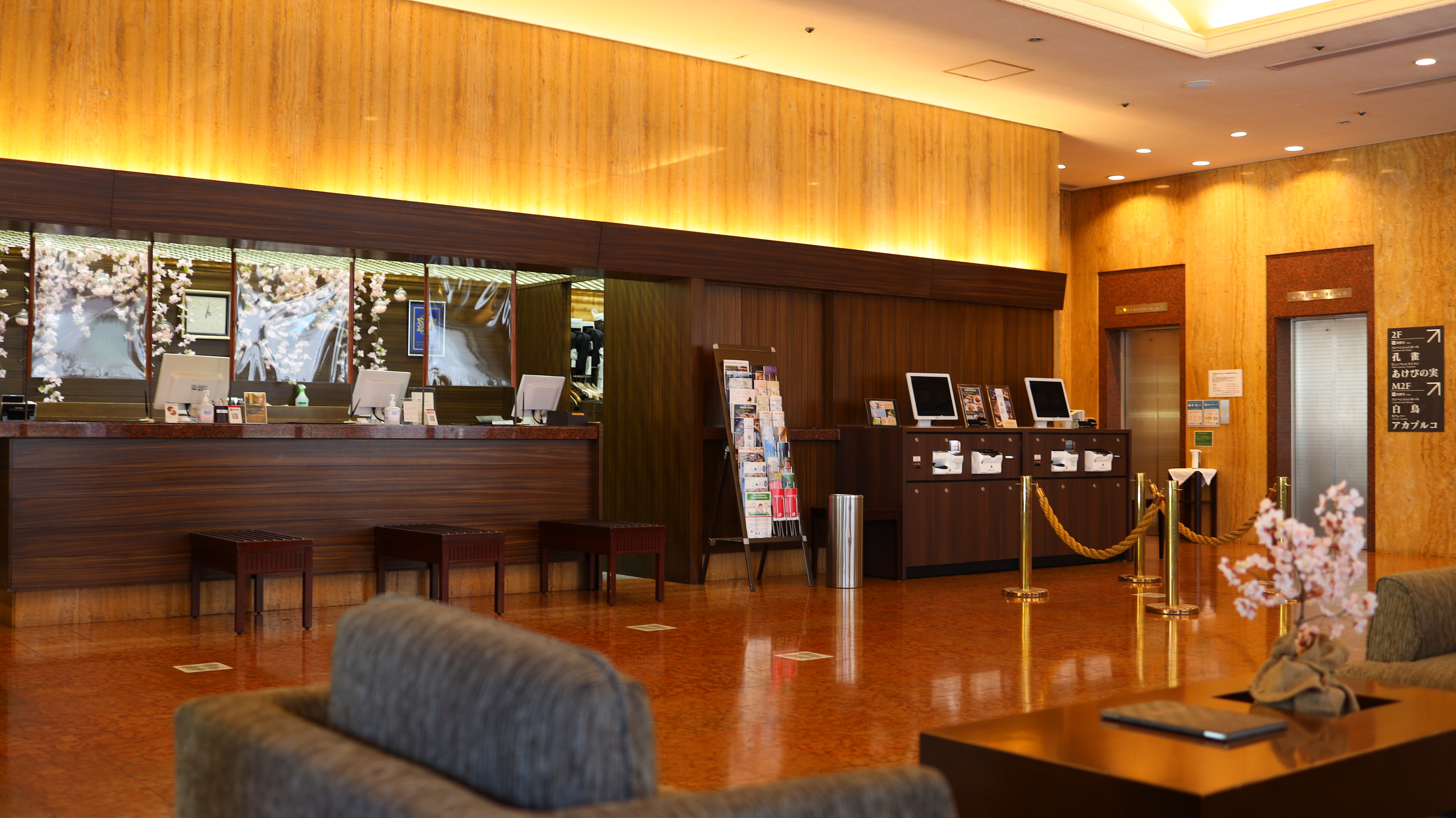 【フロント＆ロビー】フロントカウンターにはパーテーションを設置しております