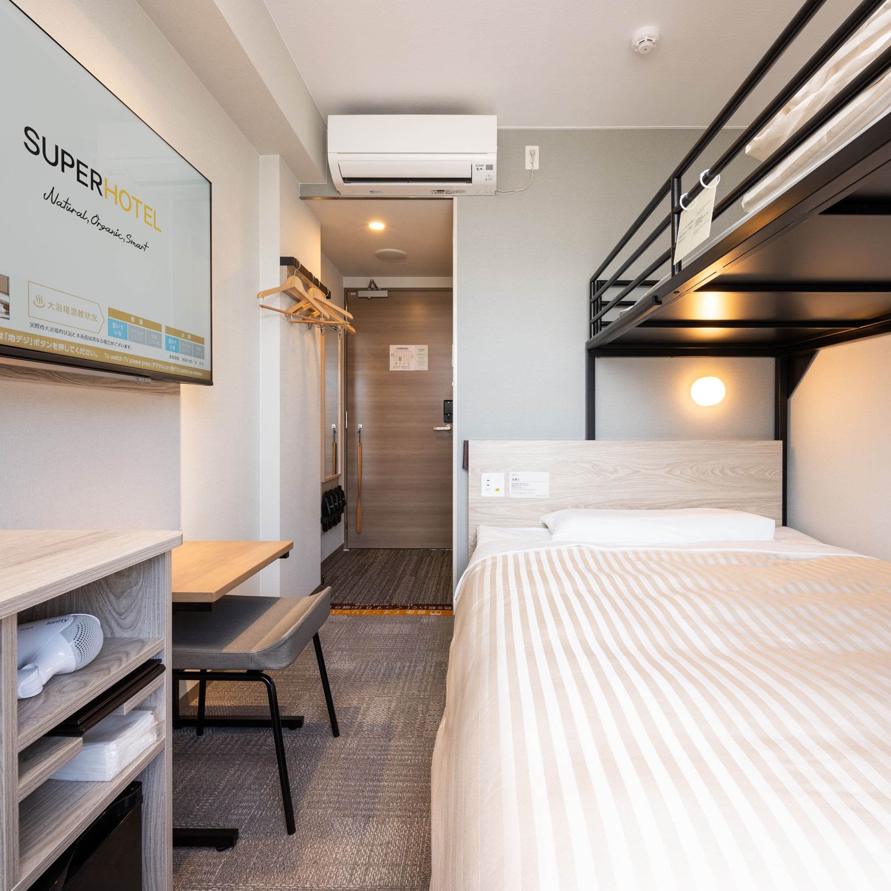 Kamar super dengan tempat tidur loteng yang akan disukai anak-anak Anda