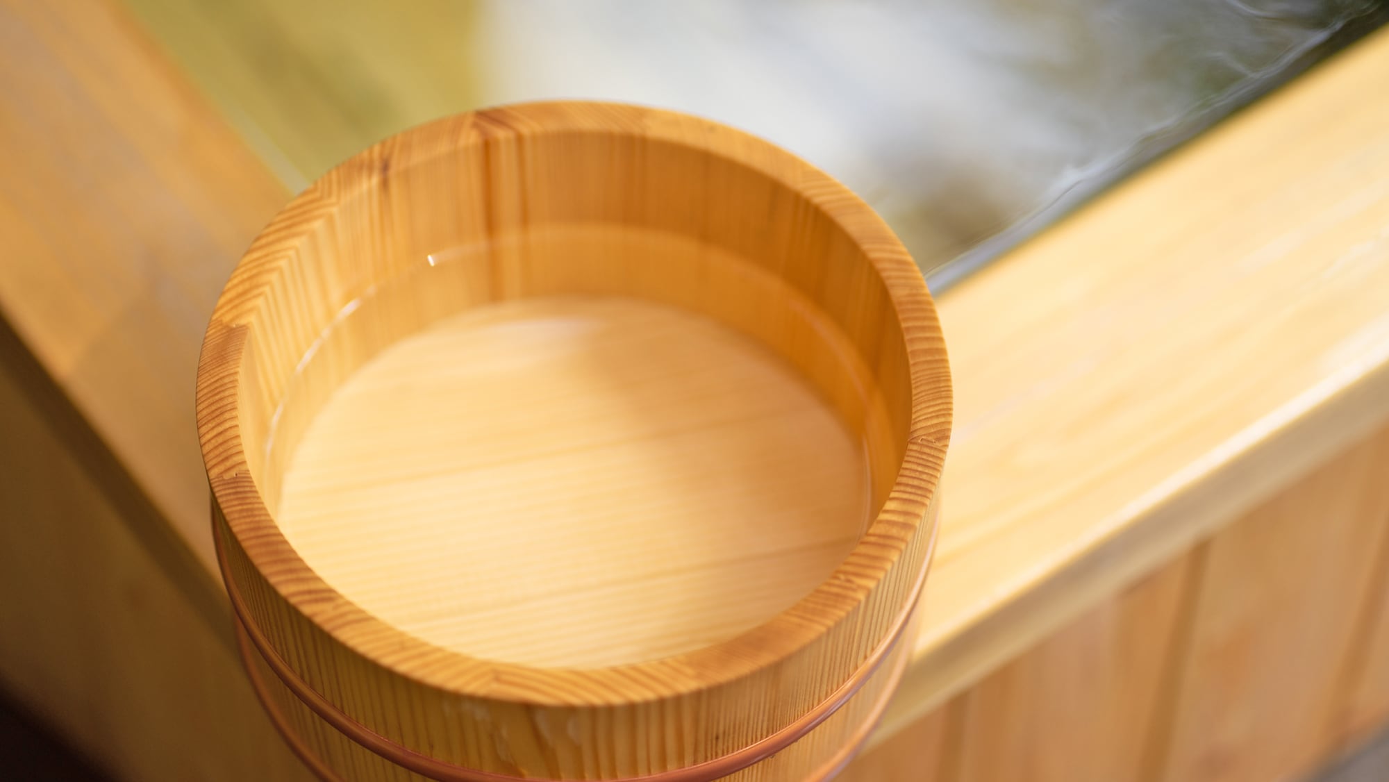 Không màu và trong suốt. Suối nước nóng Izu Kogen có kết cấu mịn màng và mang lại cảm giác dễ chịu cho da.