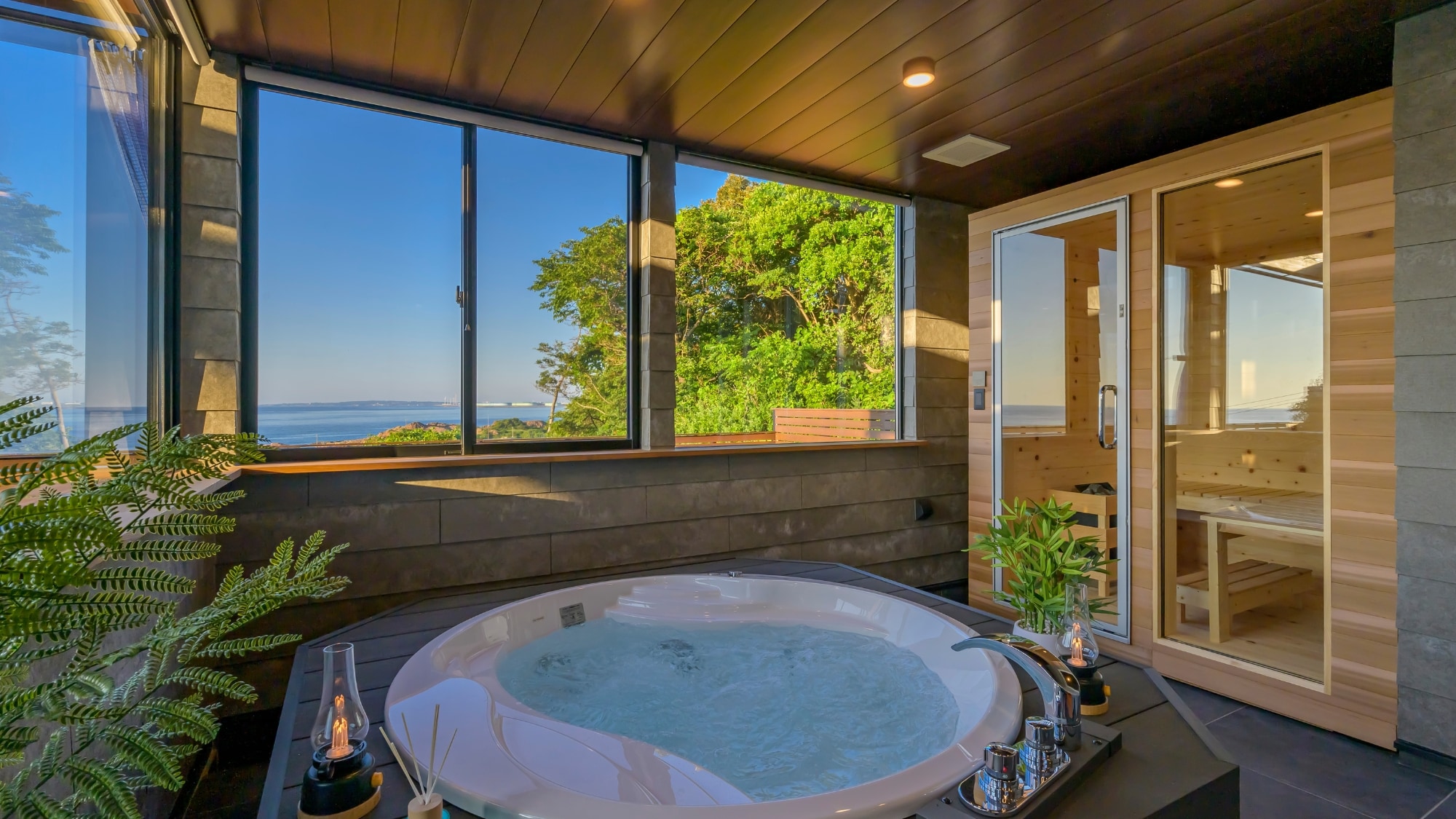 A panoramic view overlooking the sea. Relax in the bath while gazing at the sea.