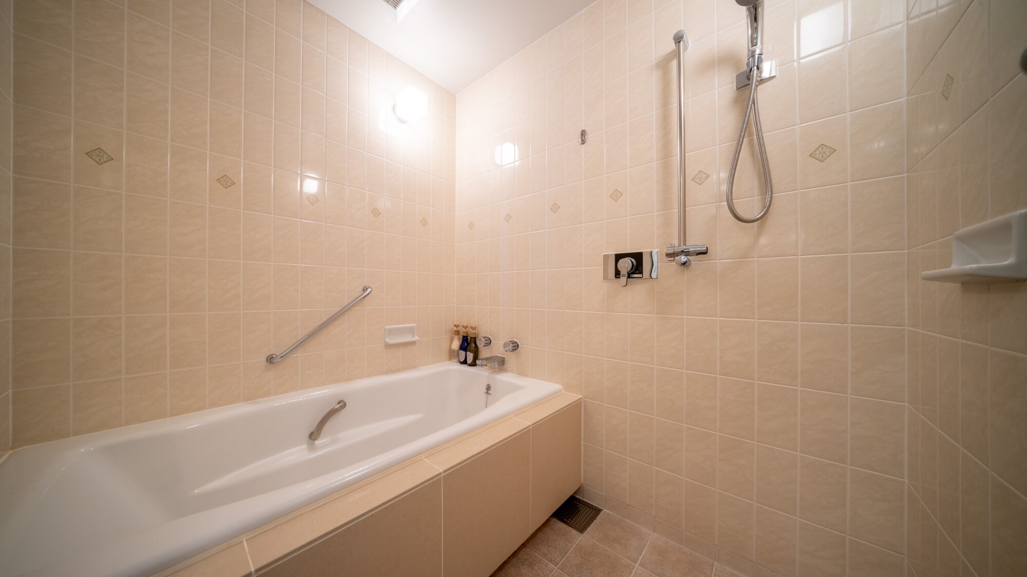 <South Wing Twin Room> Guest room bathroom