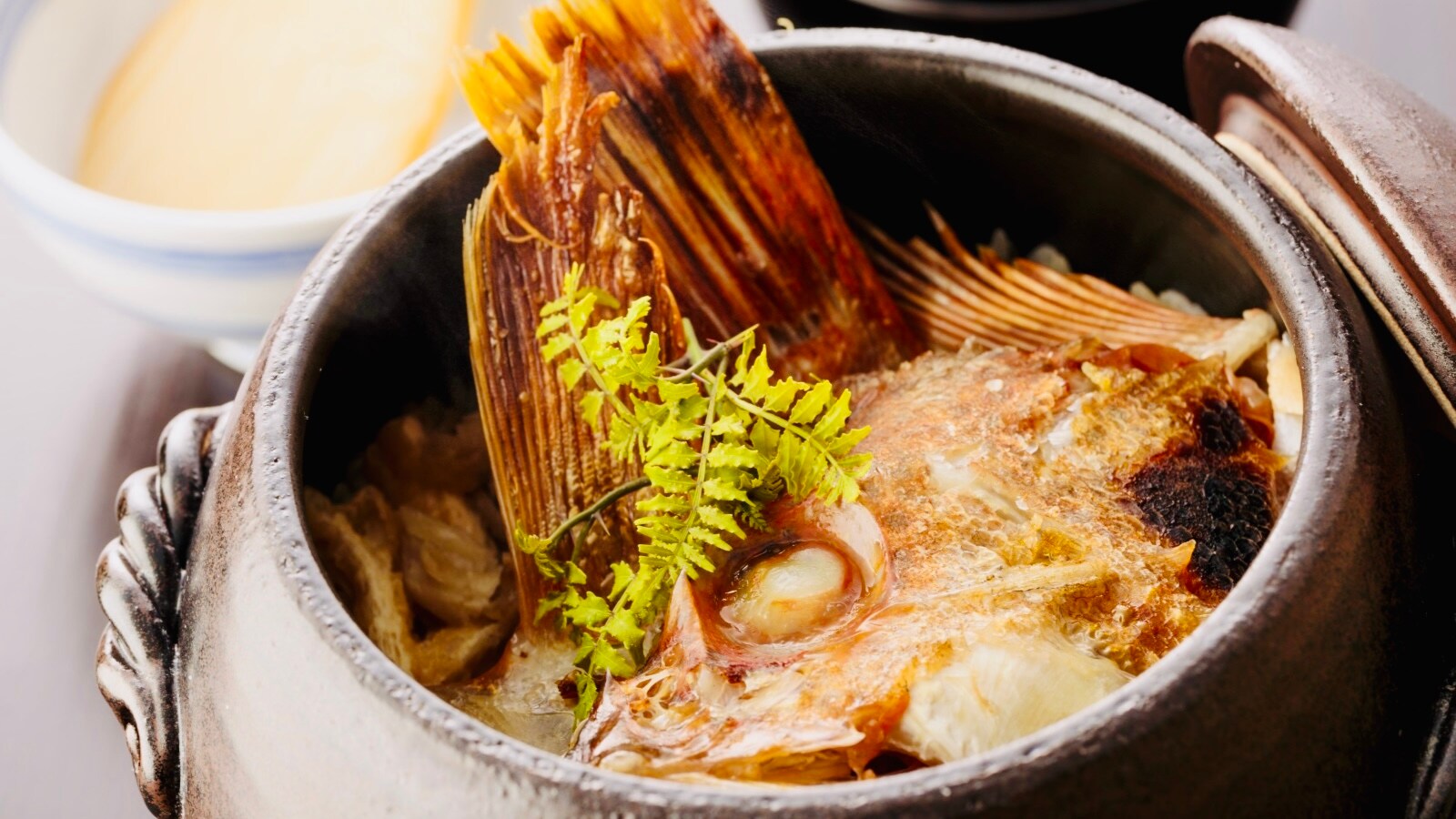 [Spring Kaiseki - Rice (example)] Rice cooked in a clay pot with sea bream broth