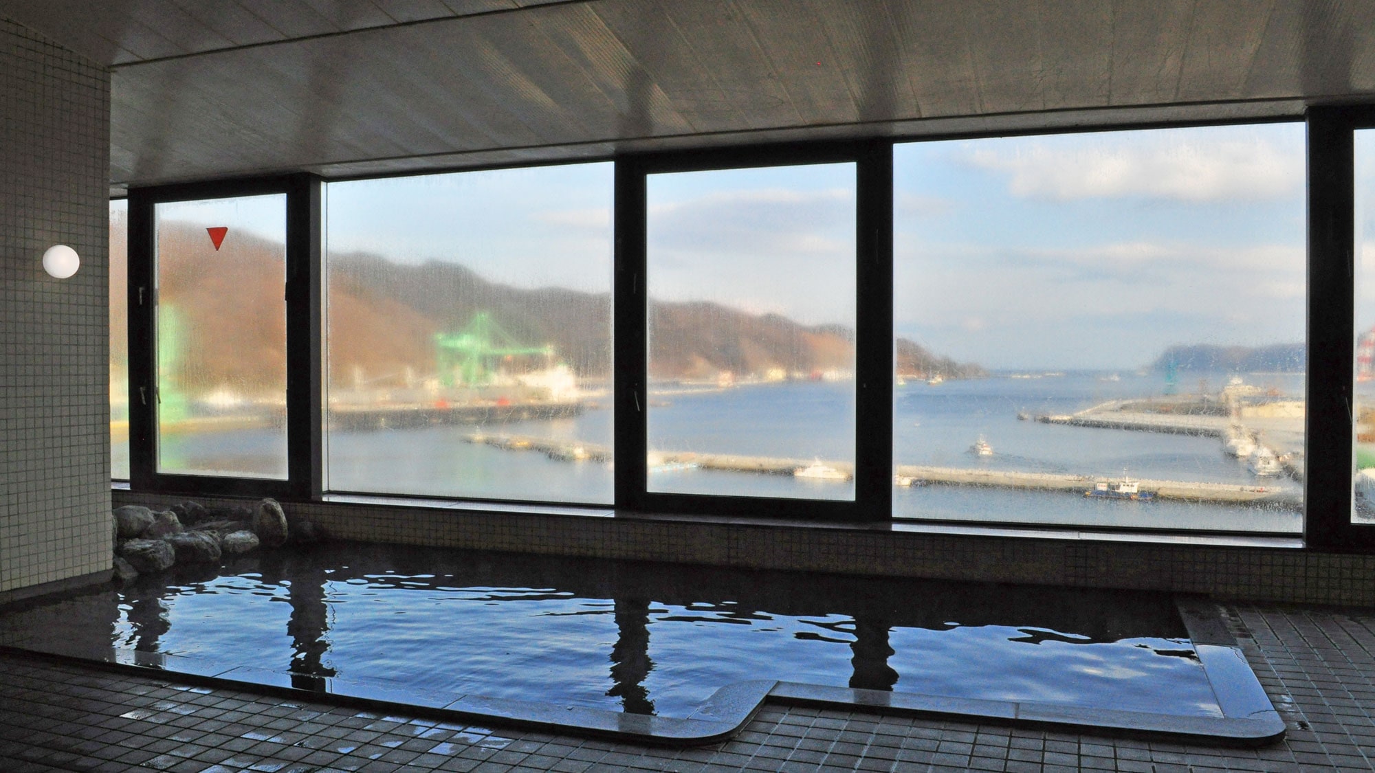 [Large public bath with a view] A large public bath with a great view of Kamaishi Bay.