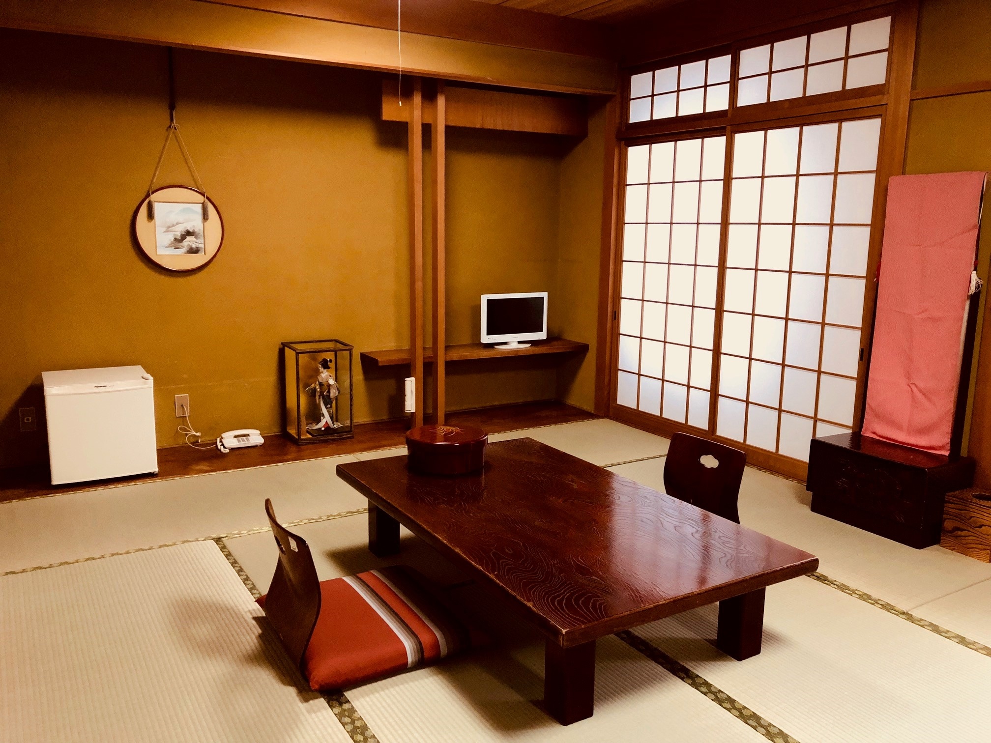 Ini adalah kamar bergaya Jepang dengan tikar tatami yang baru saja dilapisi.