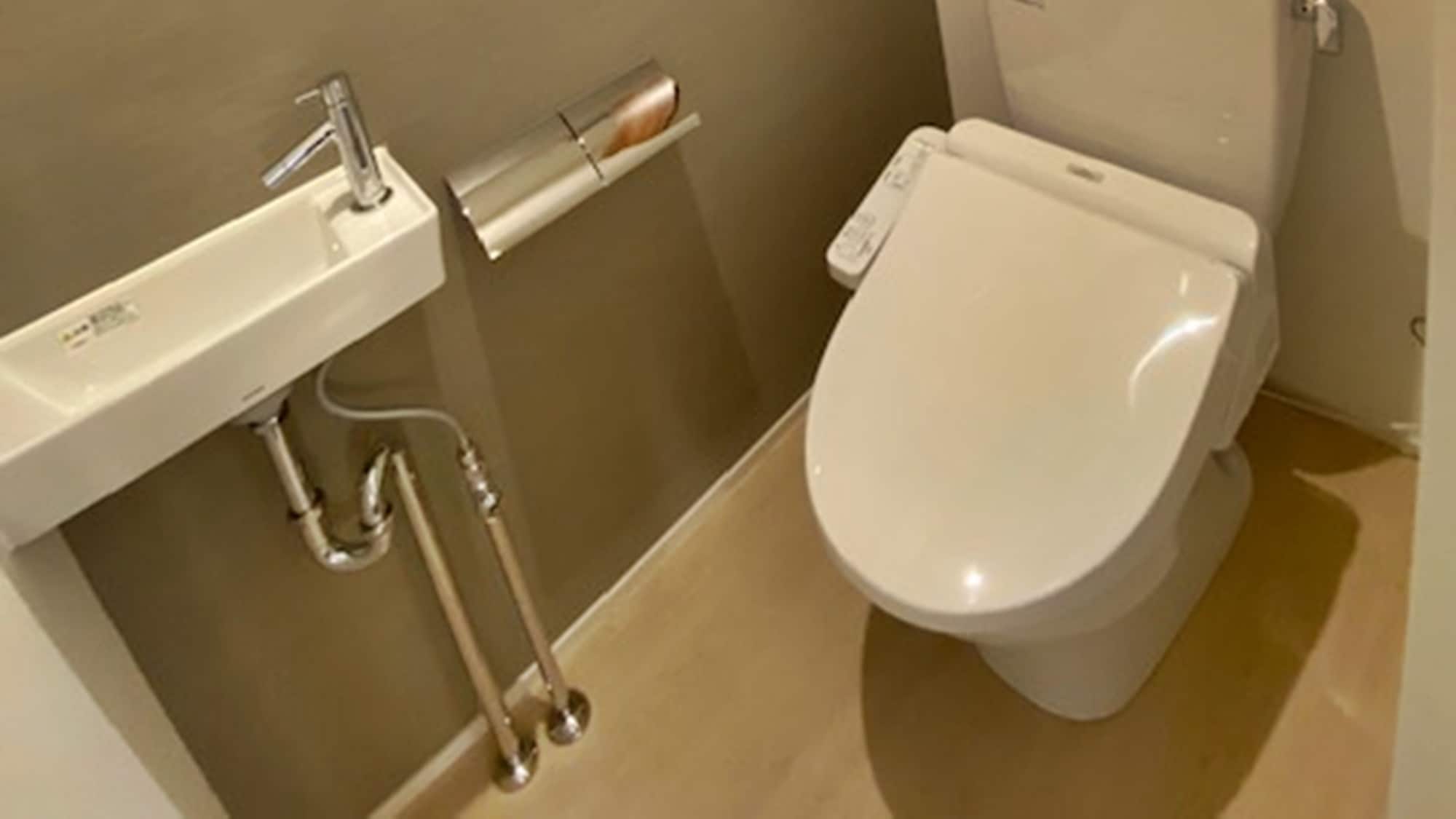 * [Toilet] A toilet with a washing machine.