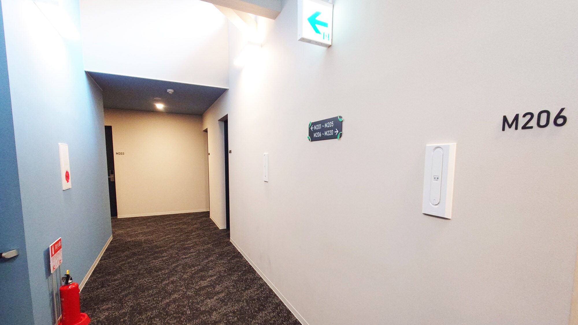 [Inside the building] 2nd floor elevator corridor