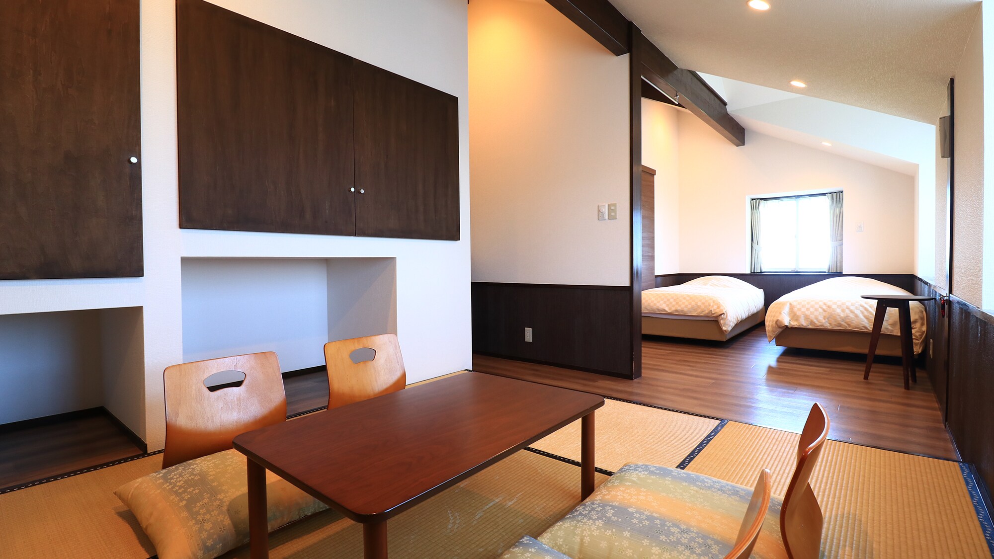 [Guest Rooms] Japanese-Western style twin room + Japanese-style room (4.5 tatami mats) with unit bath, washbasin and toilet*