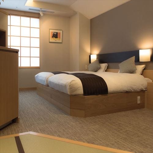 [Guest Special Room] An outlet is also installed at the bedside.