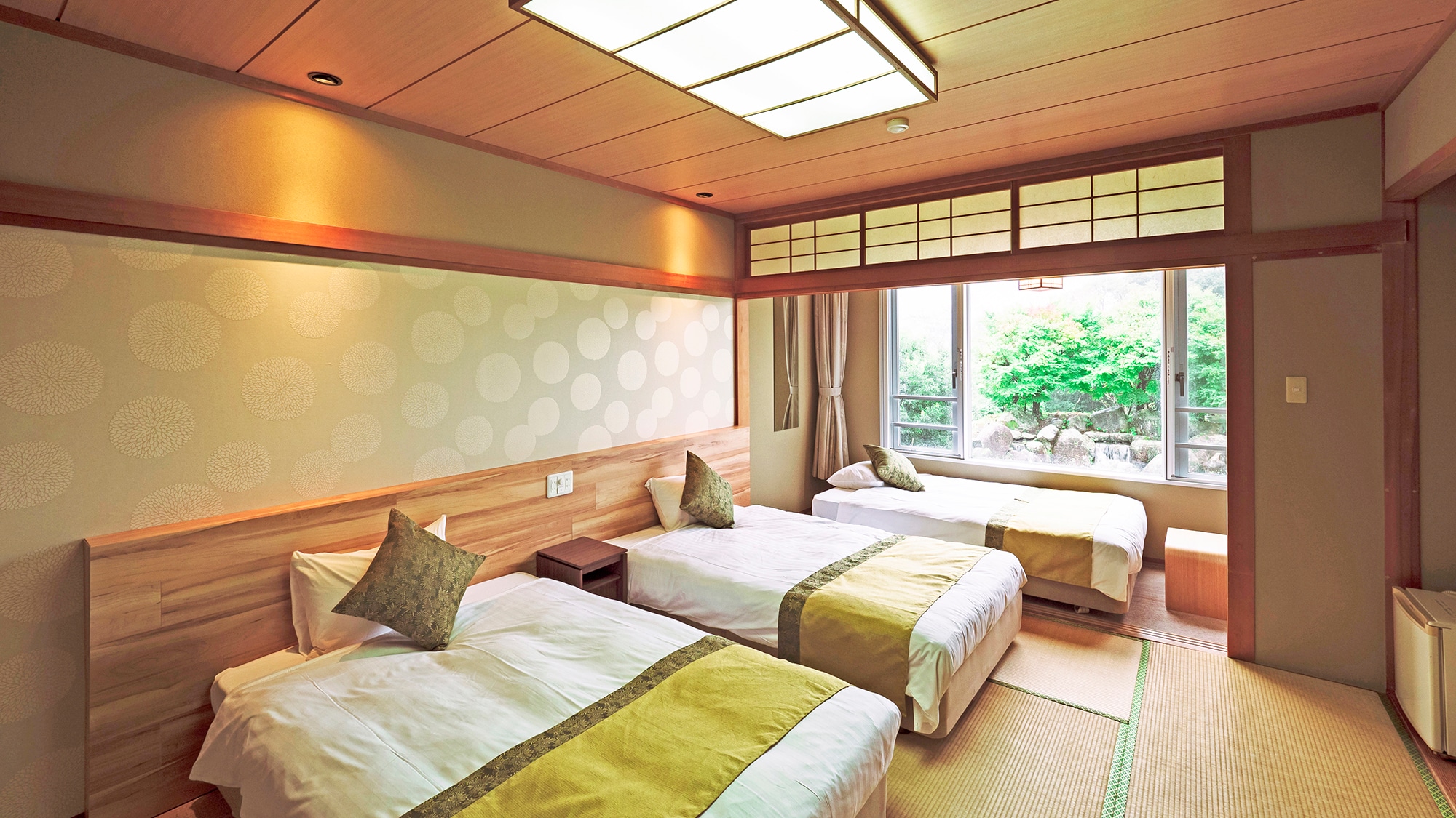 [Japanese-style triple] 10 tatami mats ◆ 2 120 cm beds and 1 sofa bed