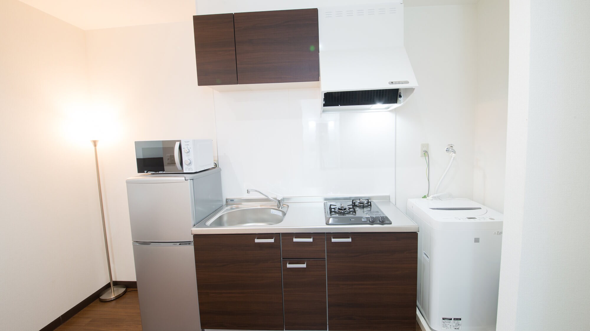 Dilengkapi dengan kompor gas, kulkas, dan microwave.
