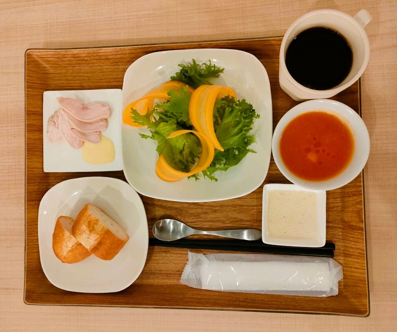 Bữa sáng (salad rau Kamakura, súp theo mùa, một món ăn theo mùa, bánh mì, đồ uống)