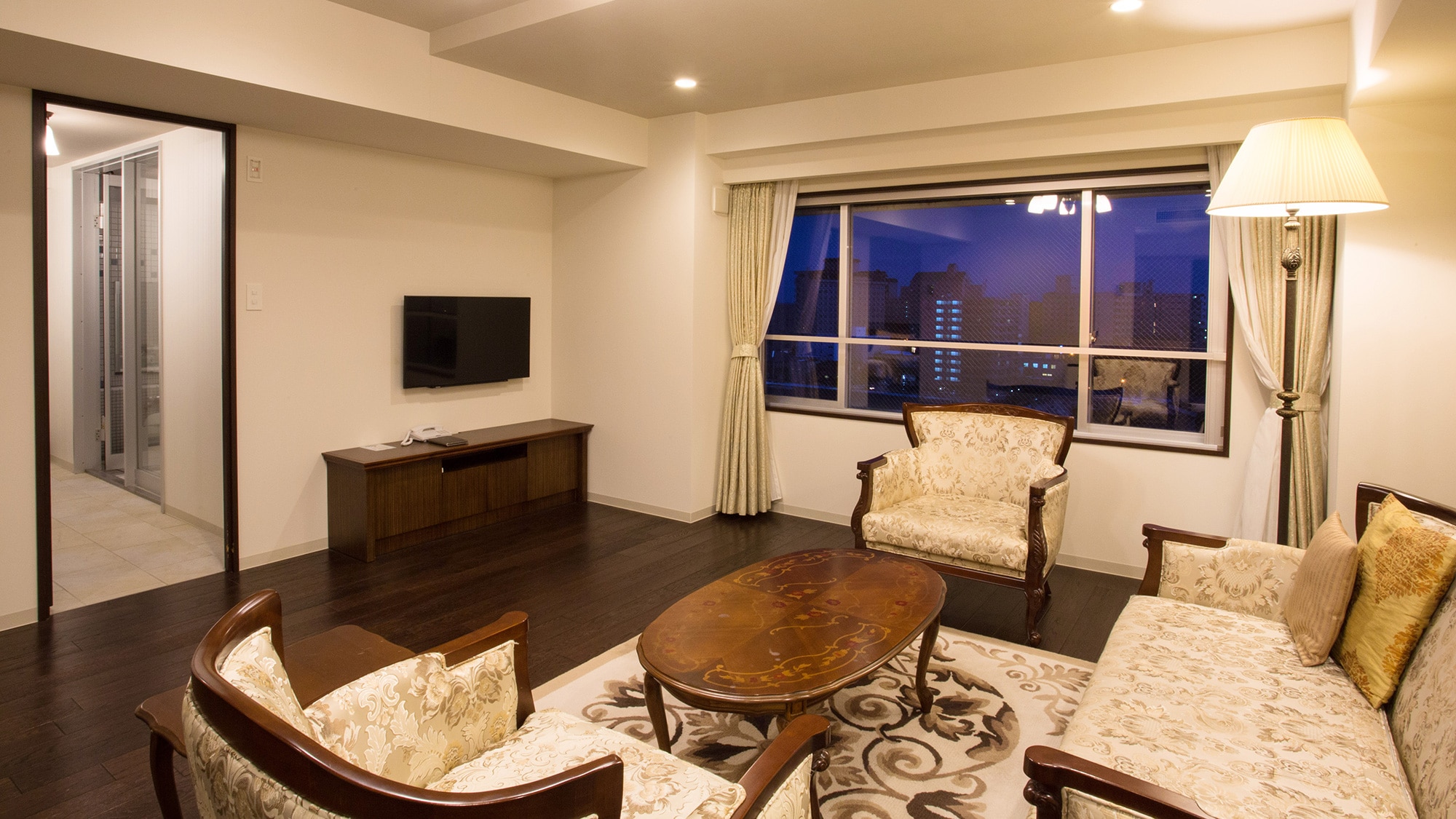 [An example of a Taisho Romantic Twin room with a panoramic bath] Relax in a luxuriously designed room and a private hot spring