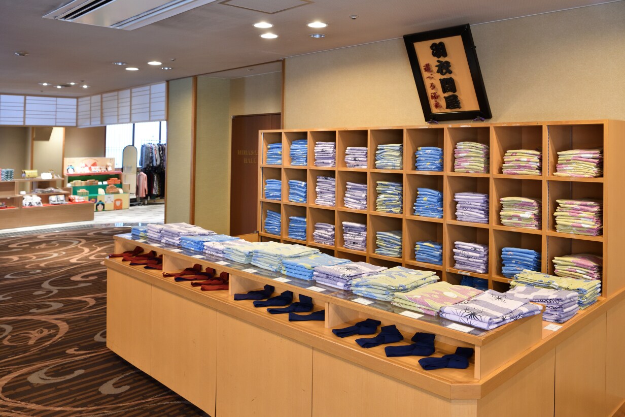 Please choose your favorite yukata at Hagoromo Wholesaler.