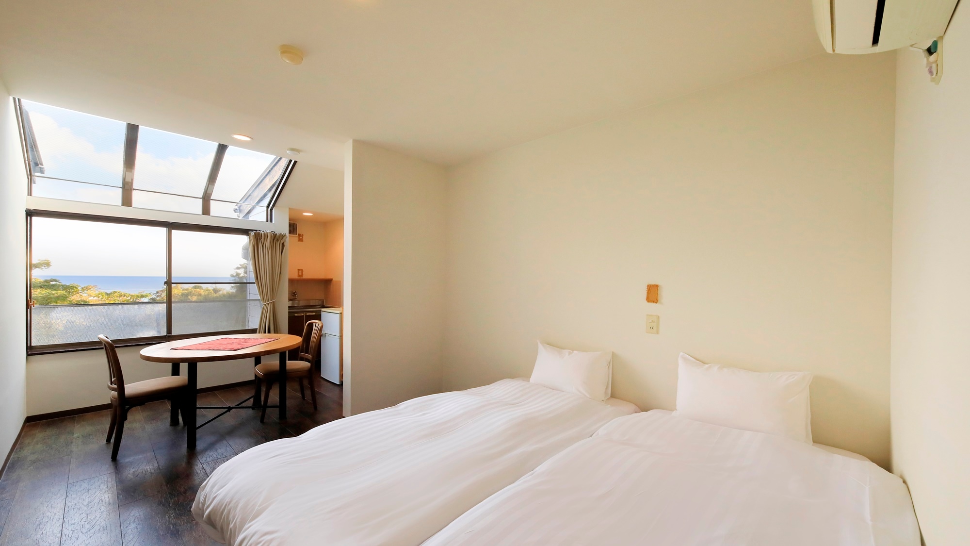 Twin room with sea view and sunroof | The morning sun shines in through the sunroof, making the room bright and refreshing.