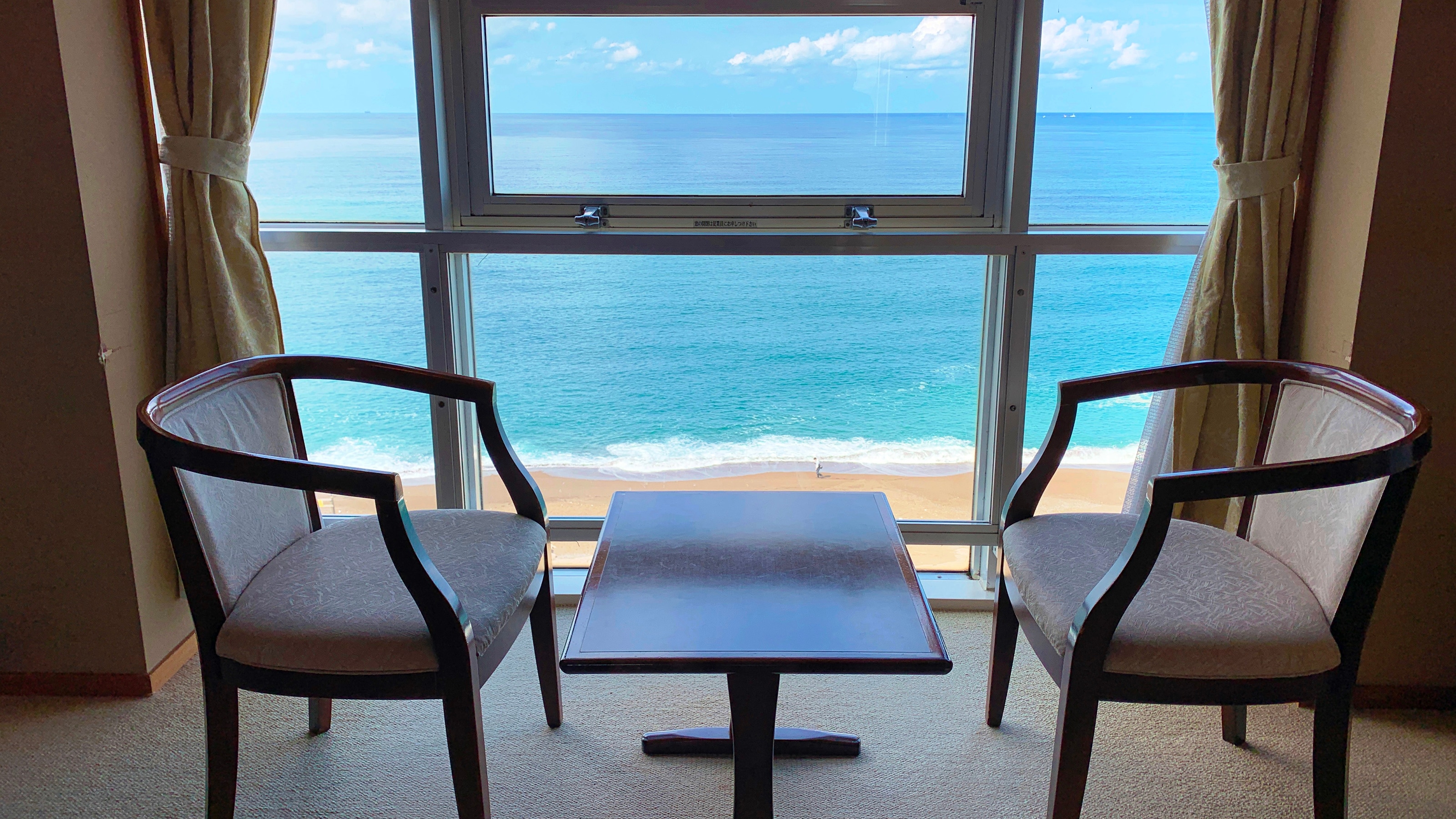 ◆[Guest Rooms] All rooms are oceanfront. Gaze out at the ocean and forget about your everyday fatigue.