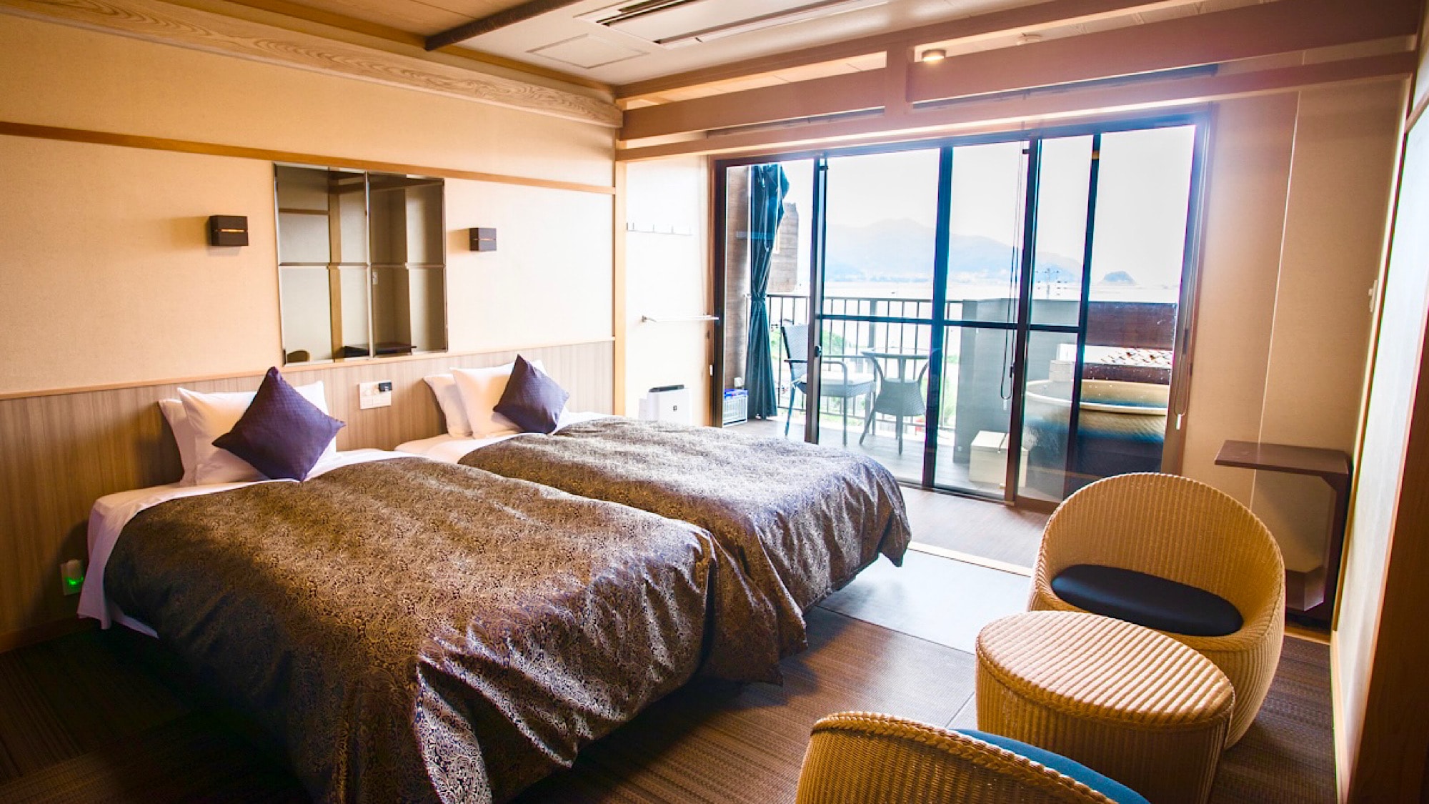 [Standard twin room with open-air bath]
