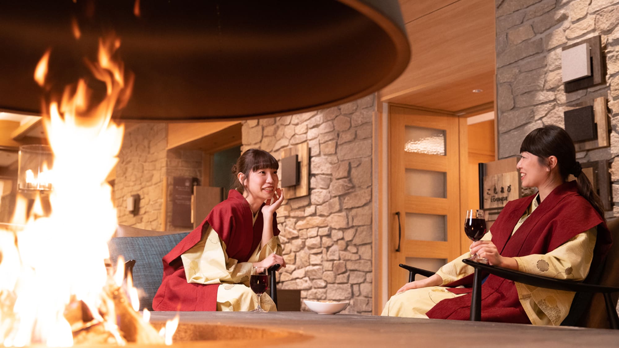 A moist toast with a fireplace and wine! Surrounded by the warmth of flames [Fireplace Lounge]