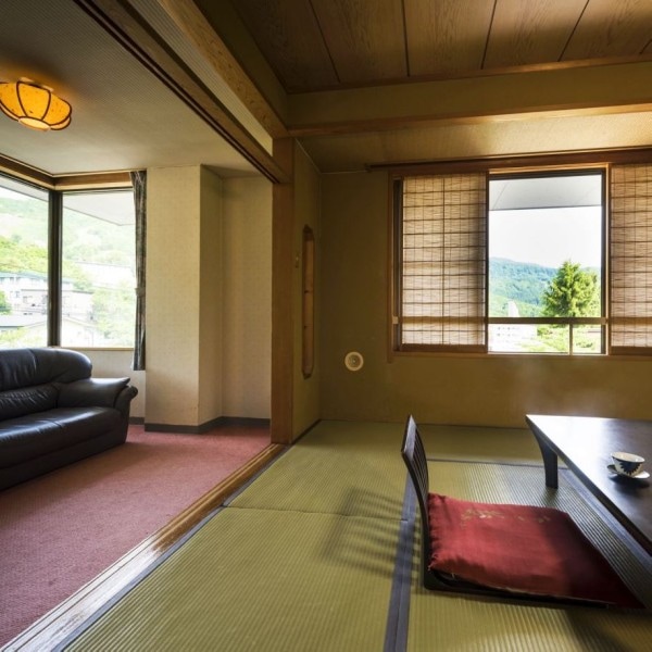 [Japanese-style room / corner room] A bright corner room with a view of the four seasons. 12.5 tatami mats and a large area for a large number of people