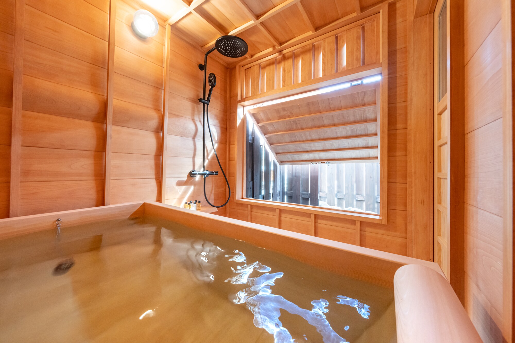 Pemandian Dalam Ruangan Sakura