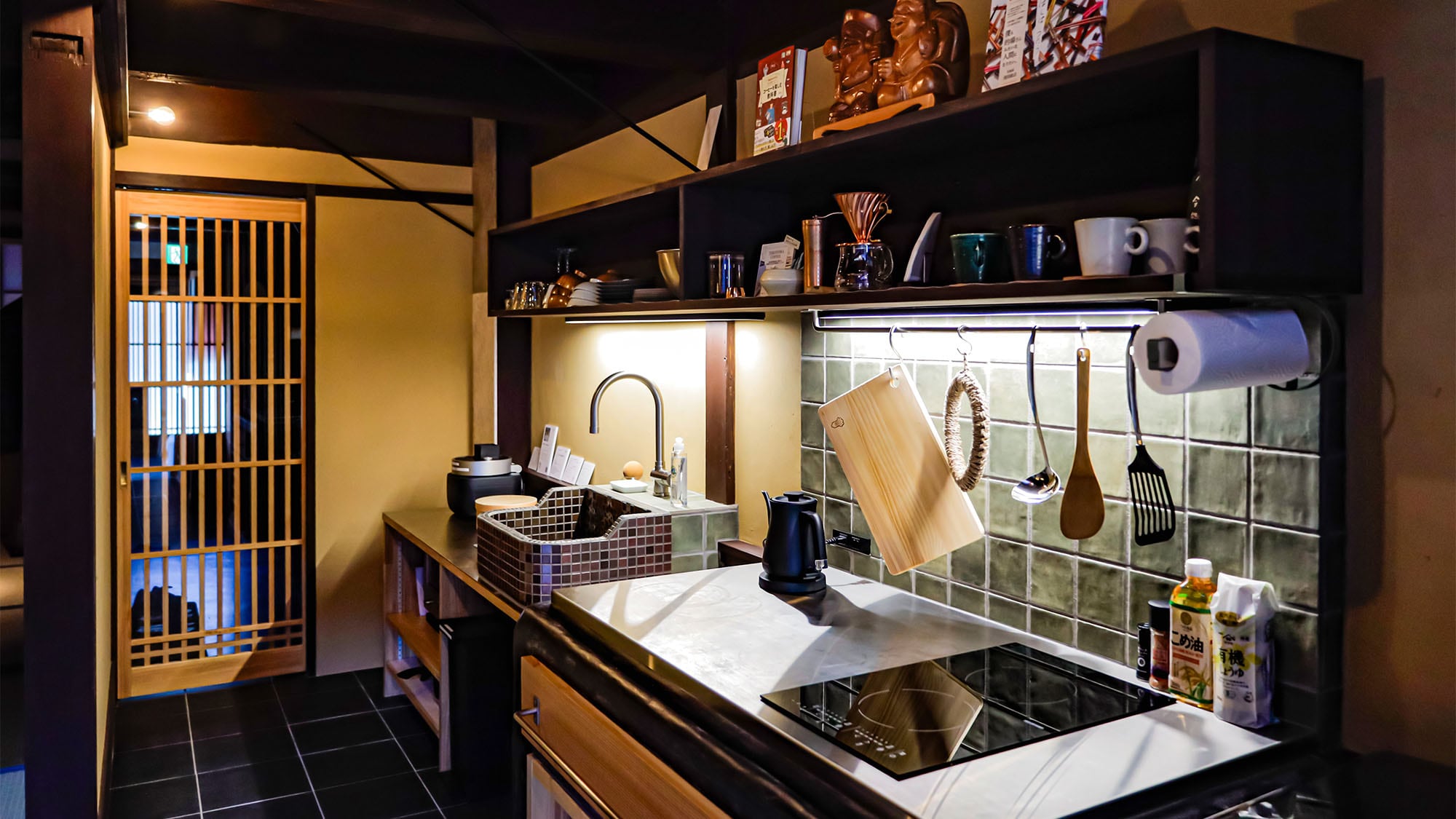 ・[1st floor: Kitchen] A space with an atmosphere that blends modern aesthetics with tradition