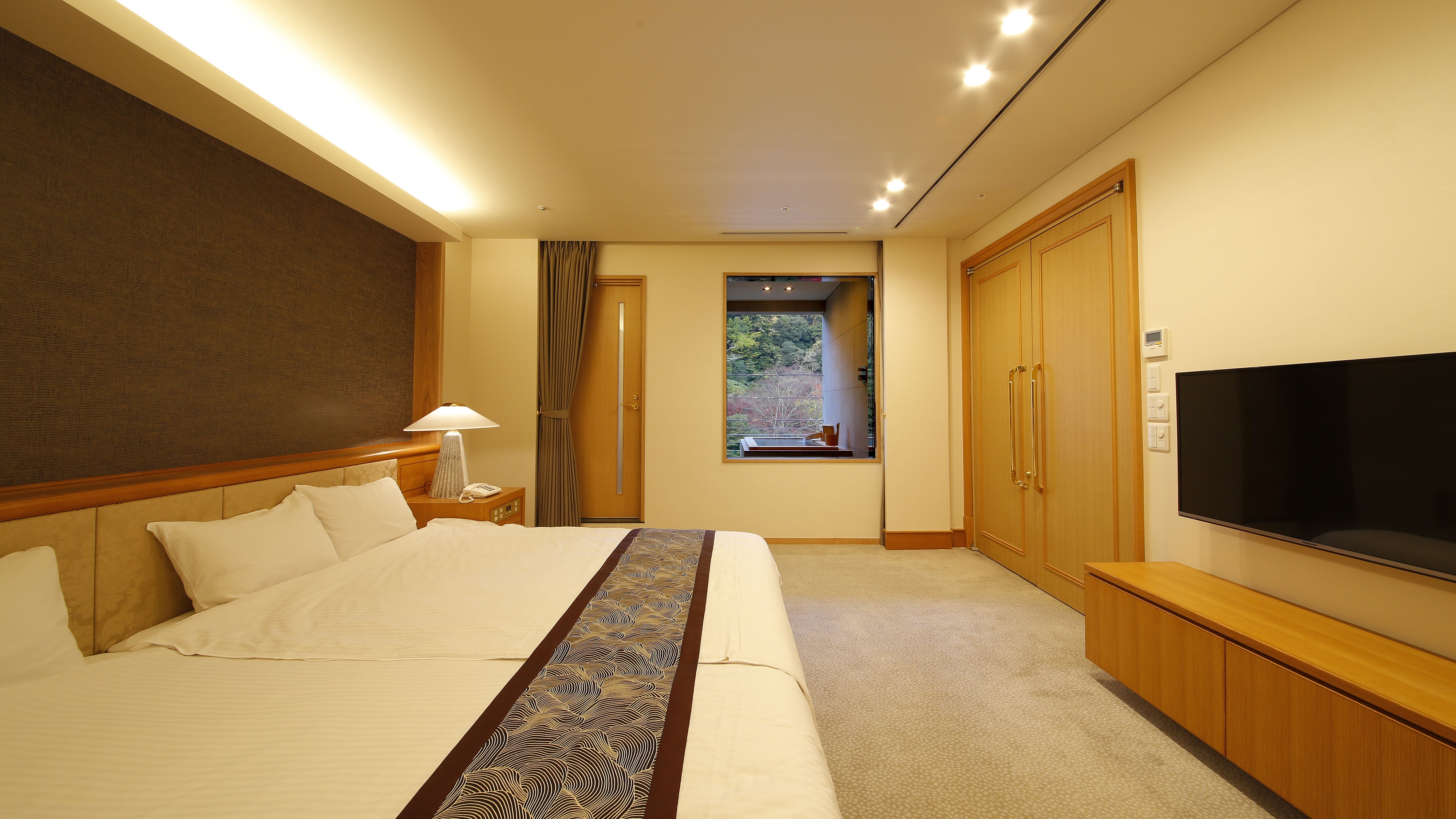 Royal Suite di lantai atas TV 48 inci juga tersedia di kamar tidur.