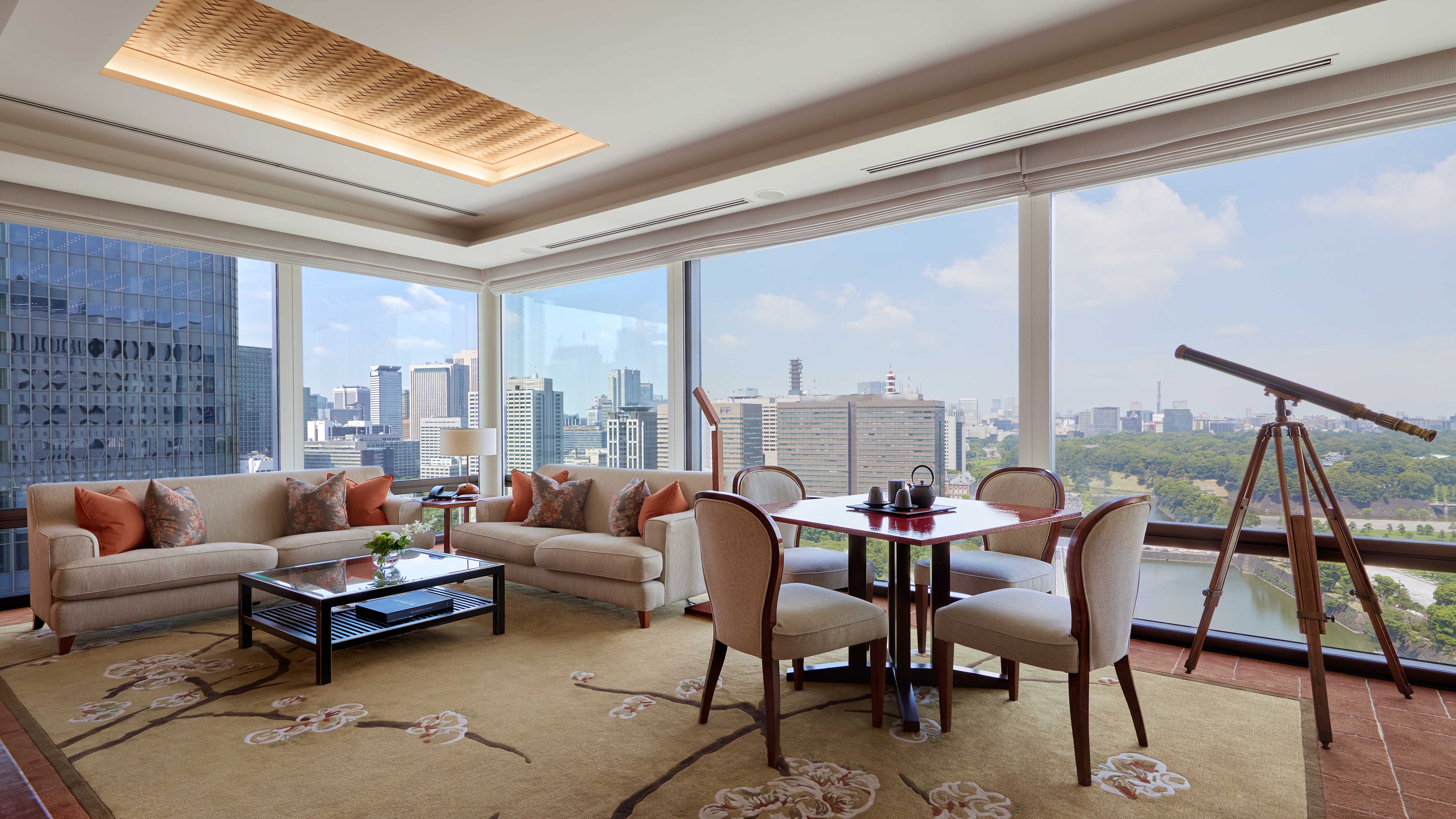 Suite Deluxe - Sisi Taman Hibiya - Ruang Tamu & Ruang Makan