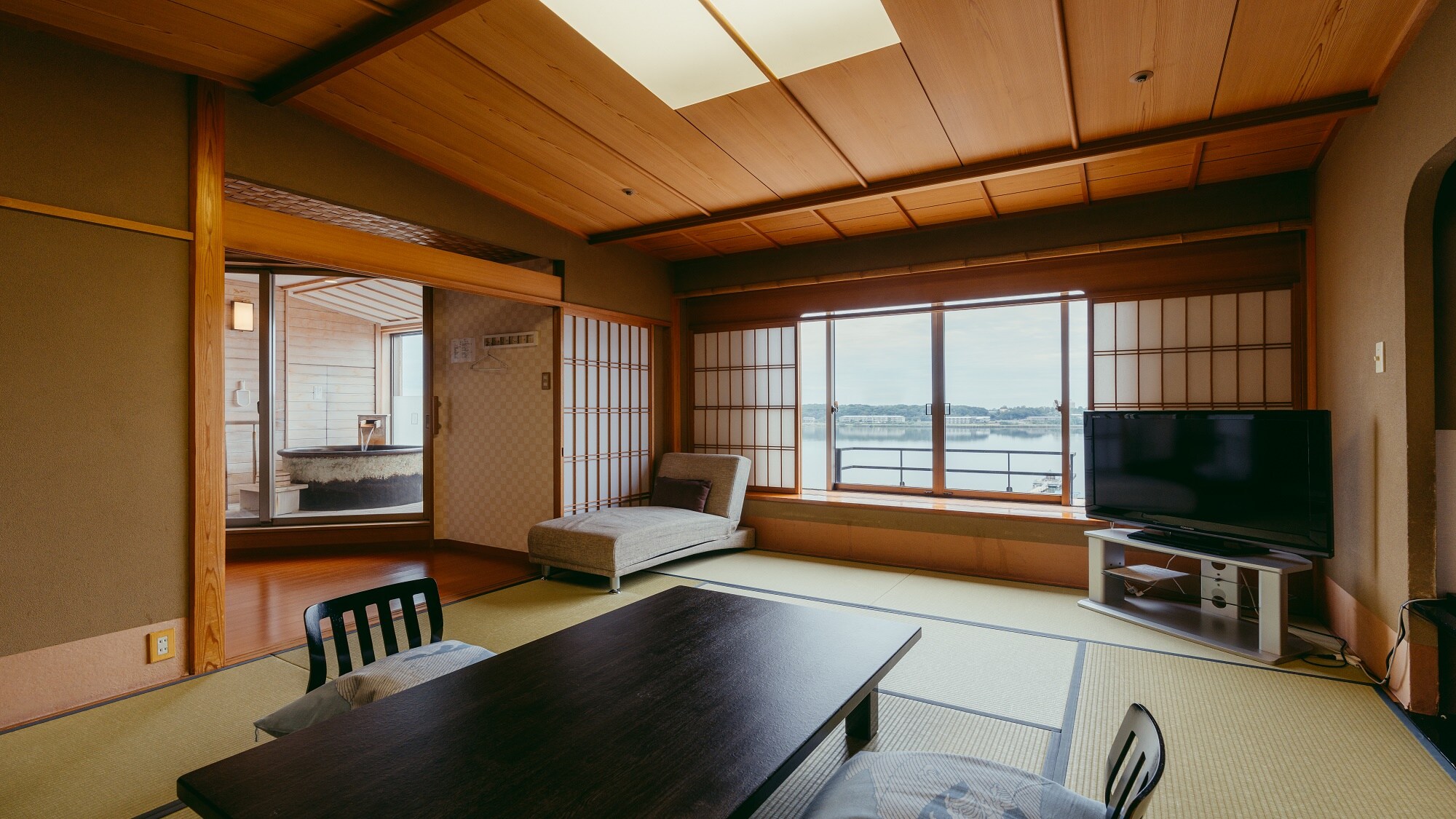 Guest rooms with open-air hot spring baths
