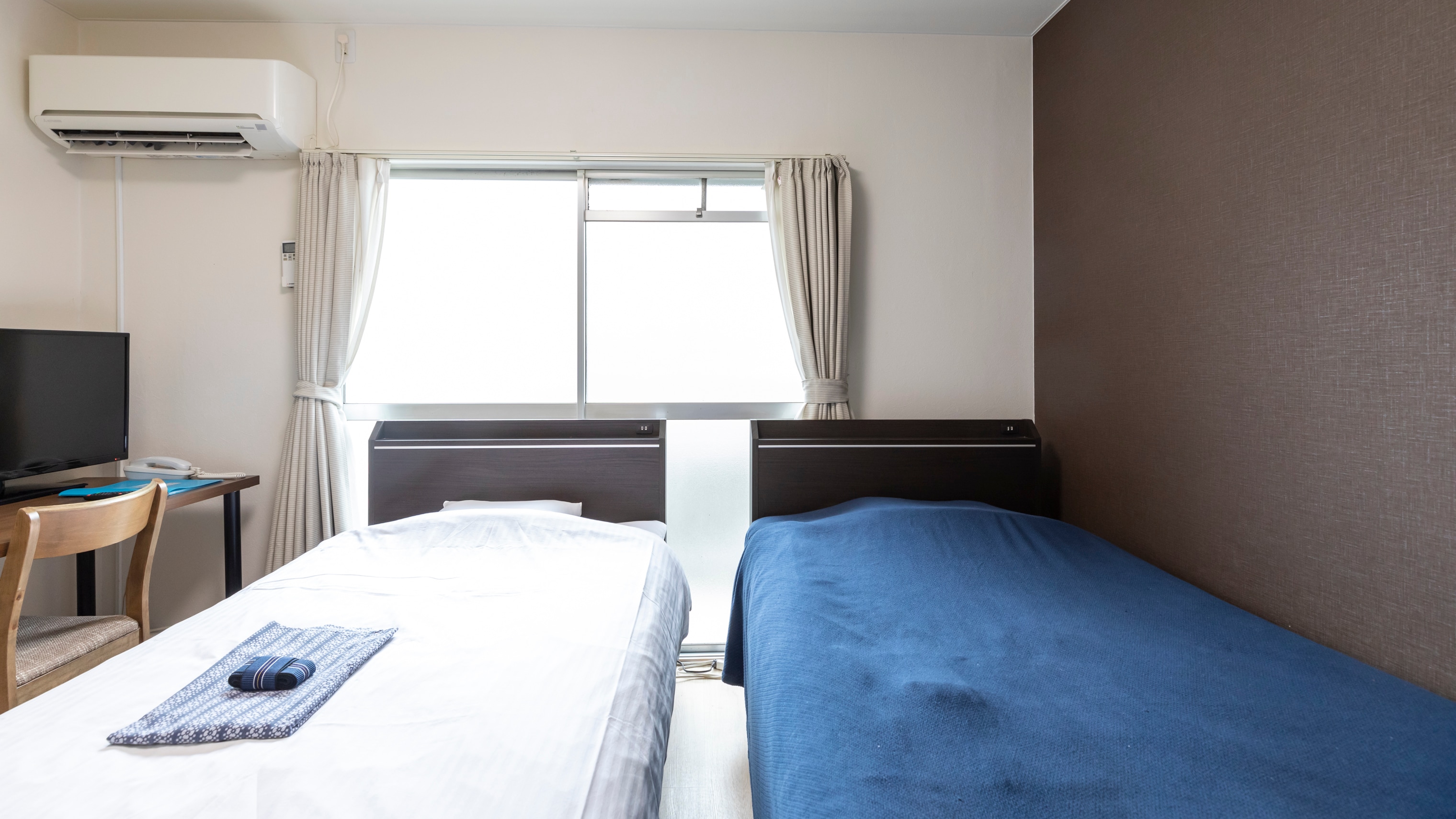 Room [Twin]