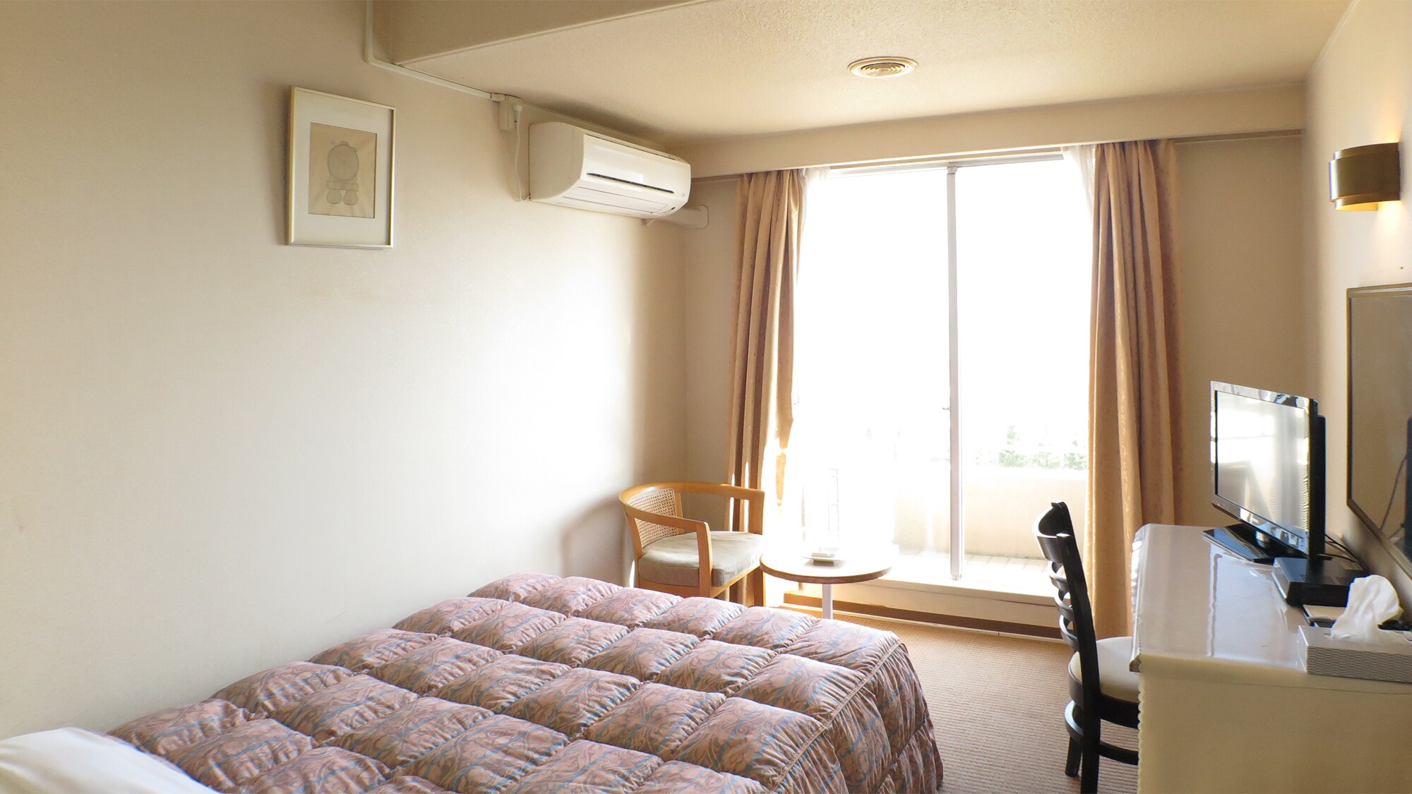 *≪Example of guest room [Semi-double]≫ With an ocean-facing terrace, it offers a sense of openness. There is also a desk and a shared relaxation area.
