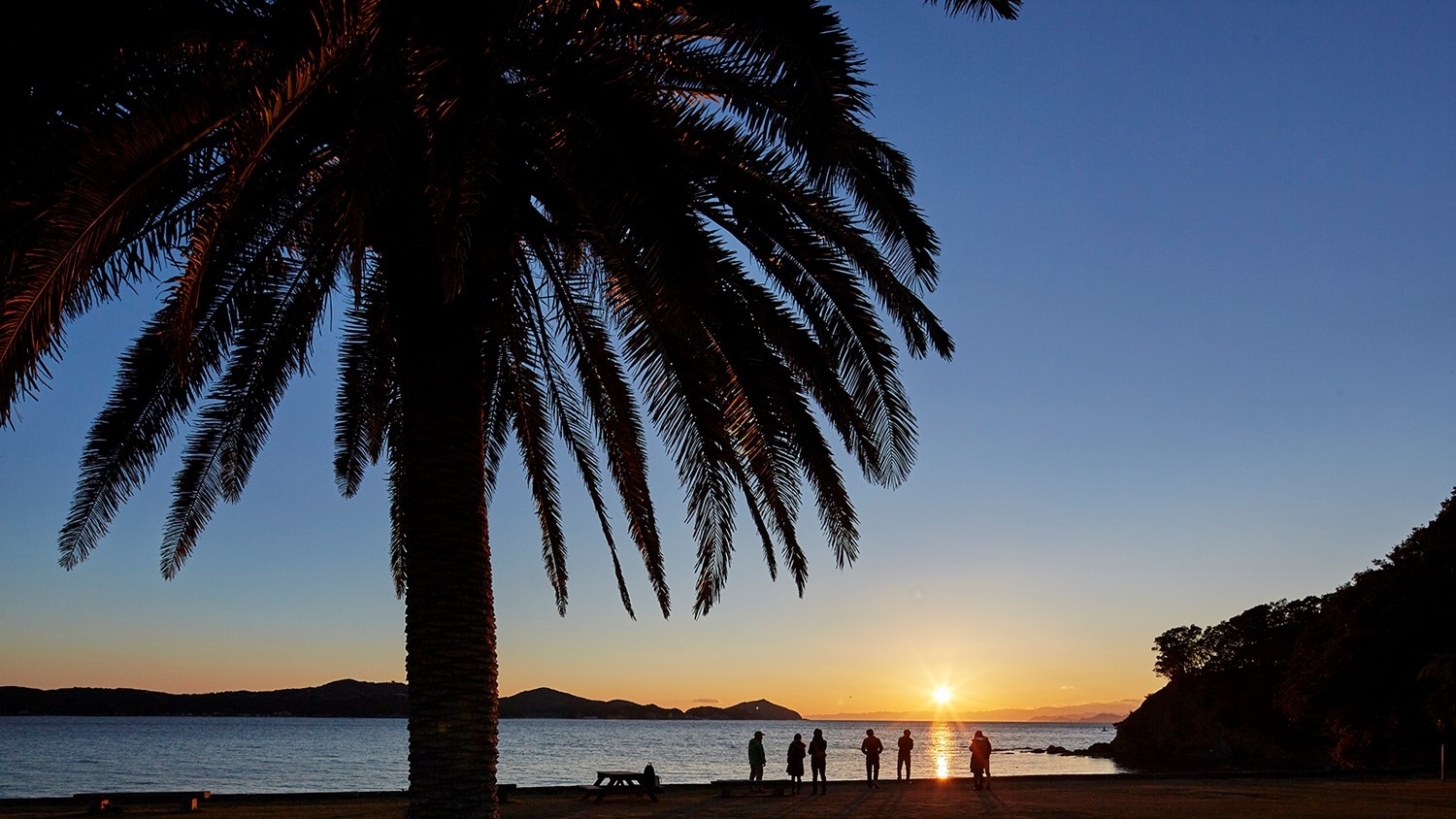 ชายหาดที่ถูกย้อมในยามพระอาทิตย์ตกดิน