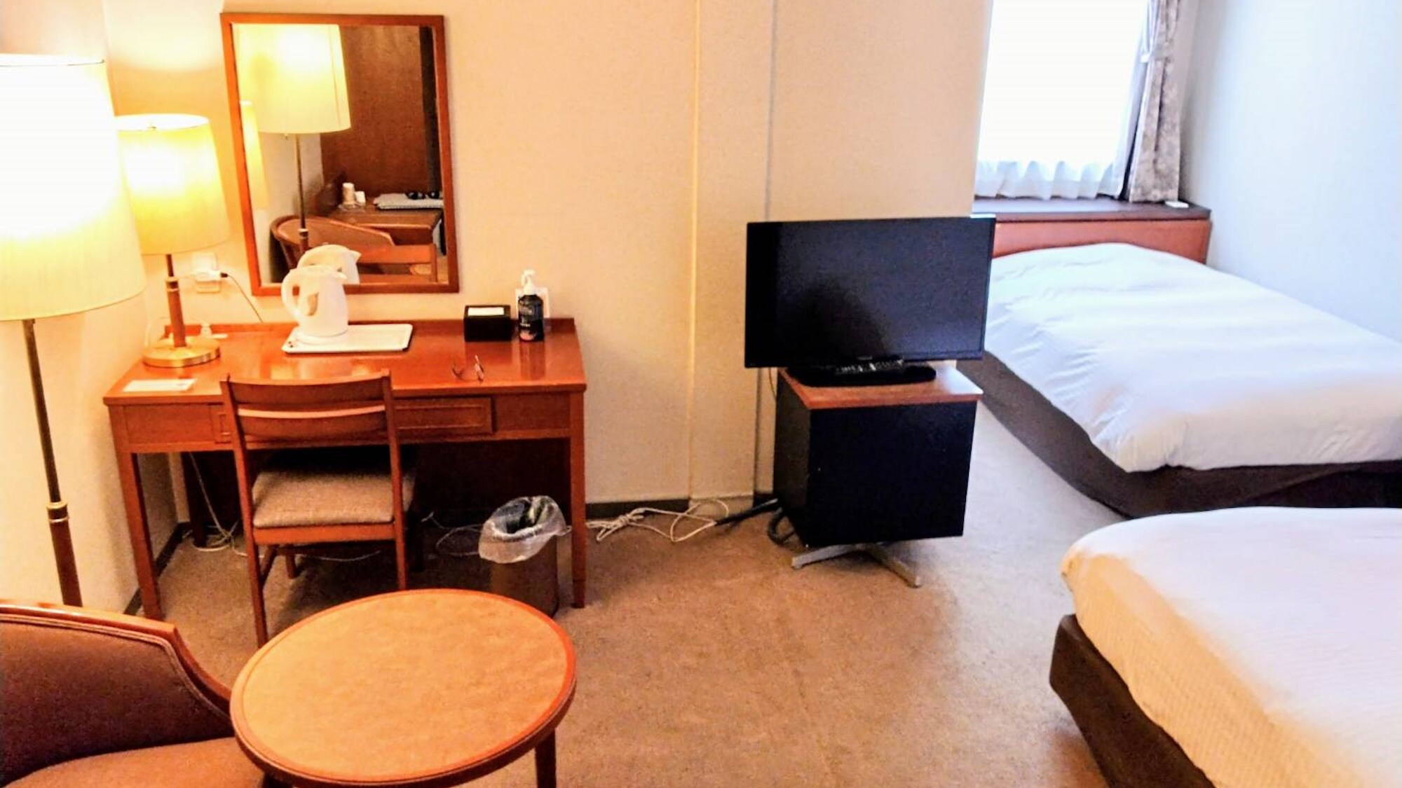 [L-shaped standard twin] A twin room with beds arranged in an L-shape. A spacious room measuring 26 square meters.