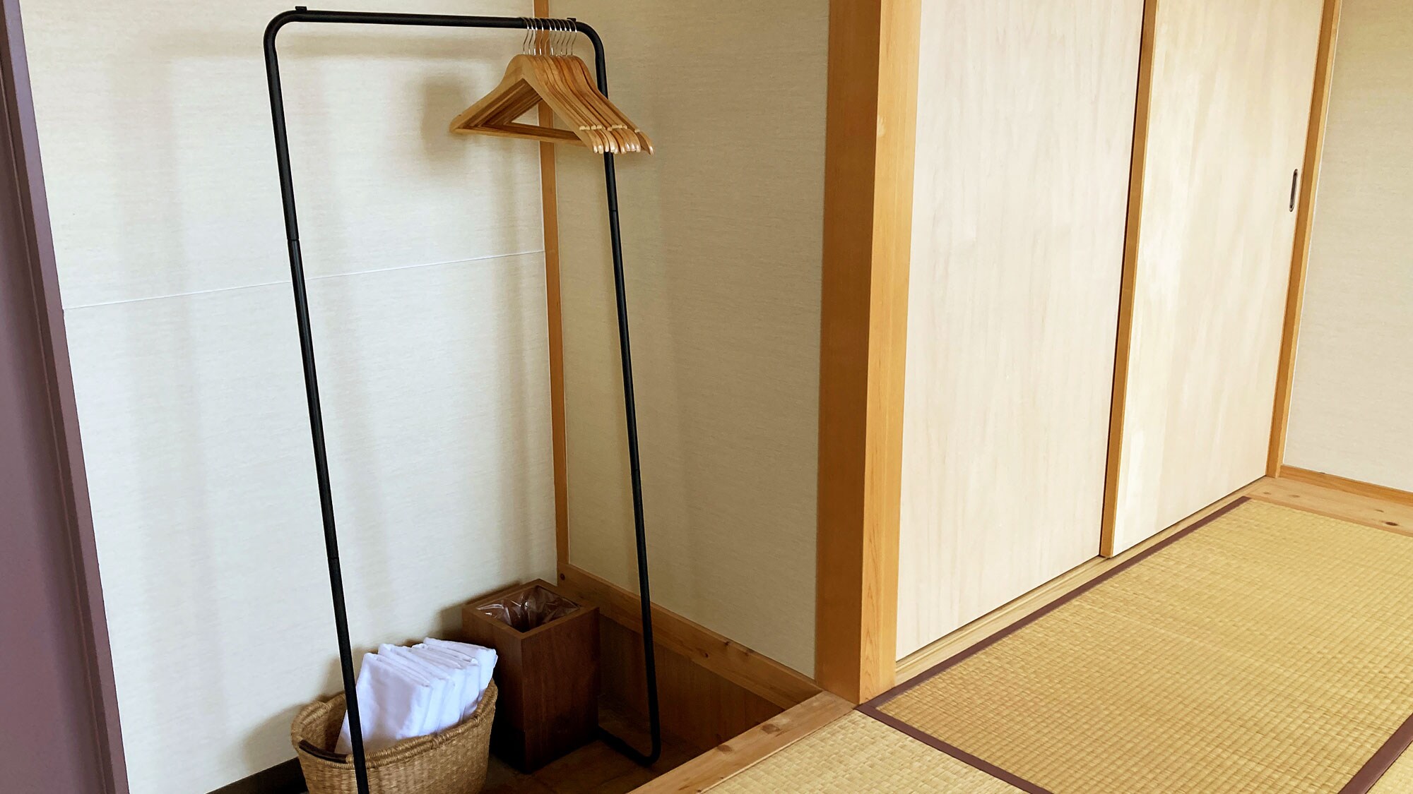 [Japanese-style room] Guests must set up their own futon and sheets.