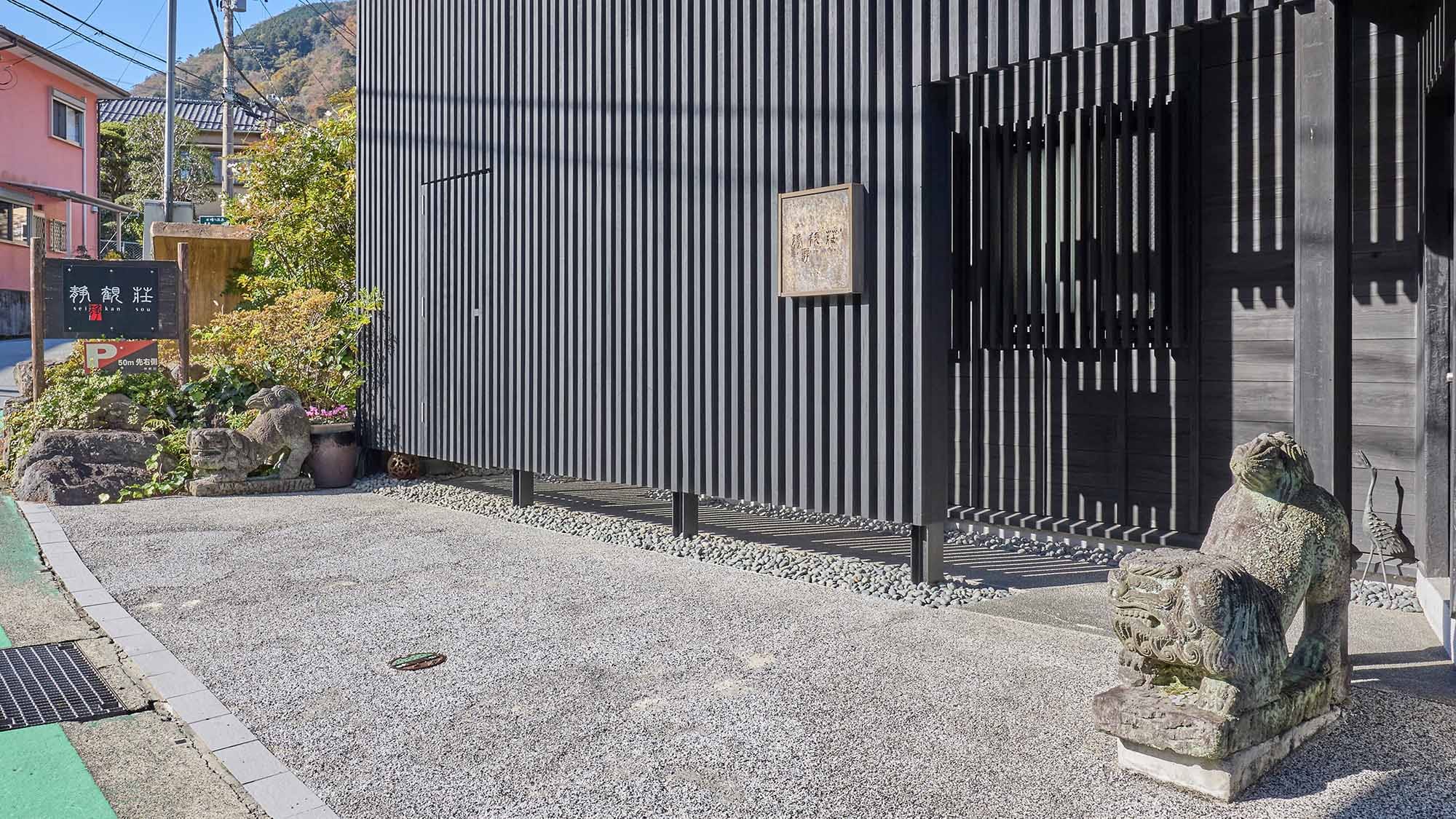 ・[Exterior] This facility is located along the old Tokaido road. It is about 75 minutes by car from the center of Tokyo.