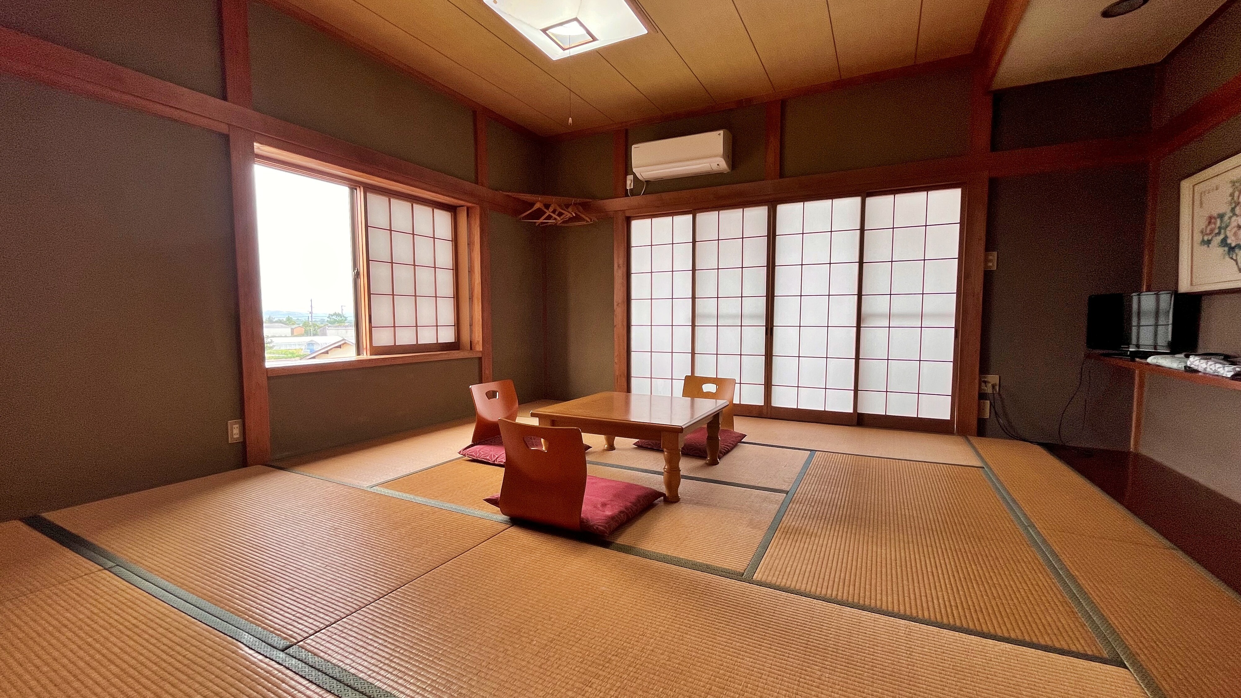 Ruang tambahan bergaya Jepang (8 tikar tatami) *
