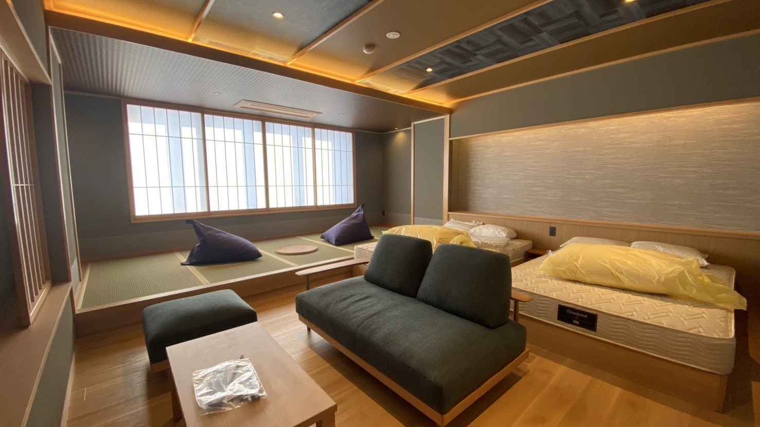 [A mix of Japanese and Western styles] Modern Japanese-Western room, West Wing