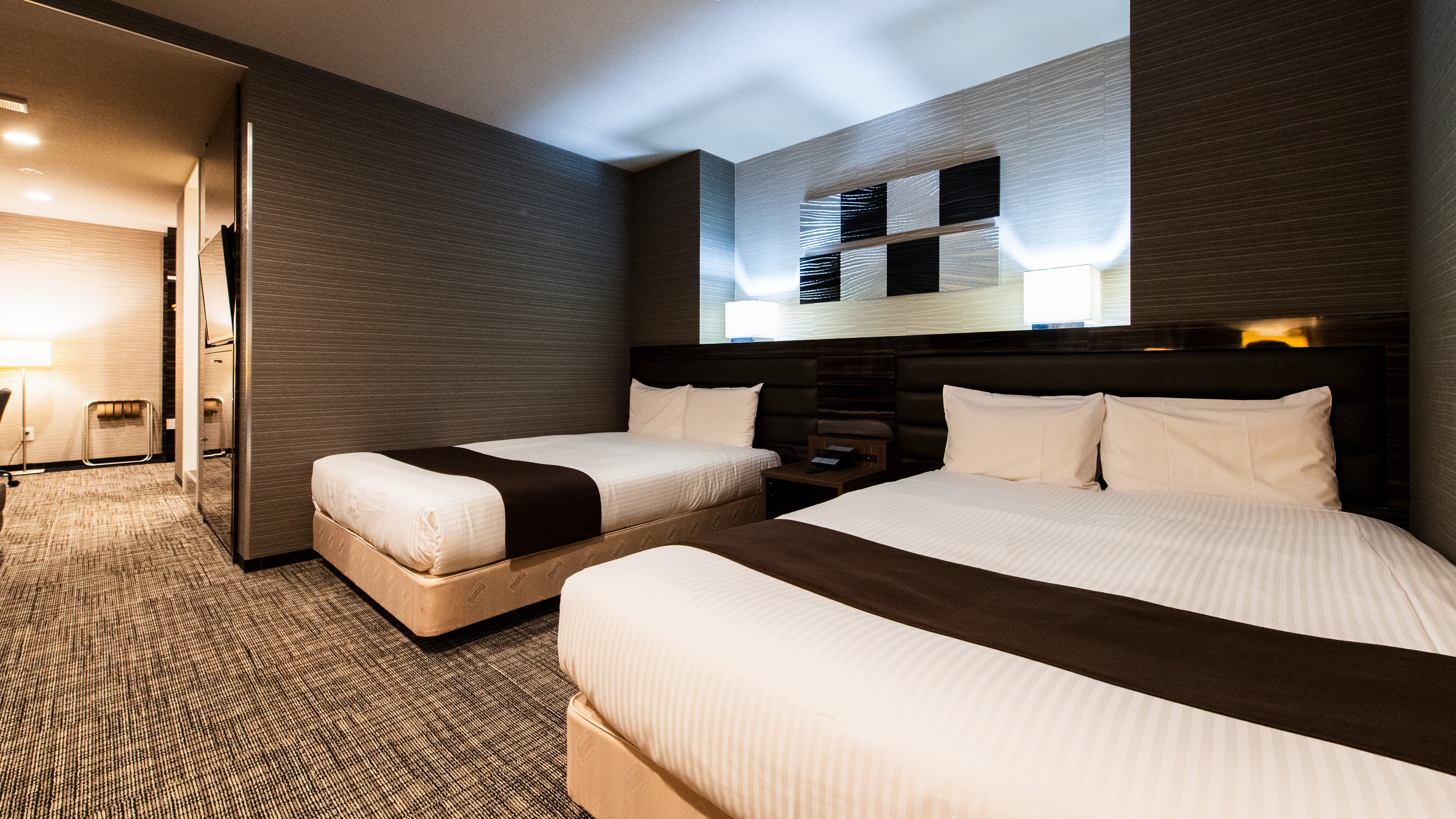 *Deluxe Twin: Comfortable with duvet-style comforters and Simmons beds for a great night's sleep.