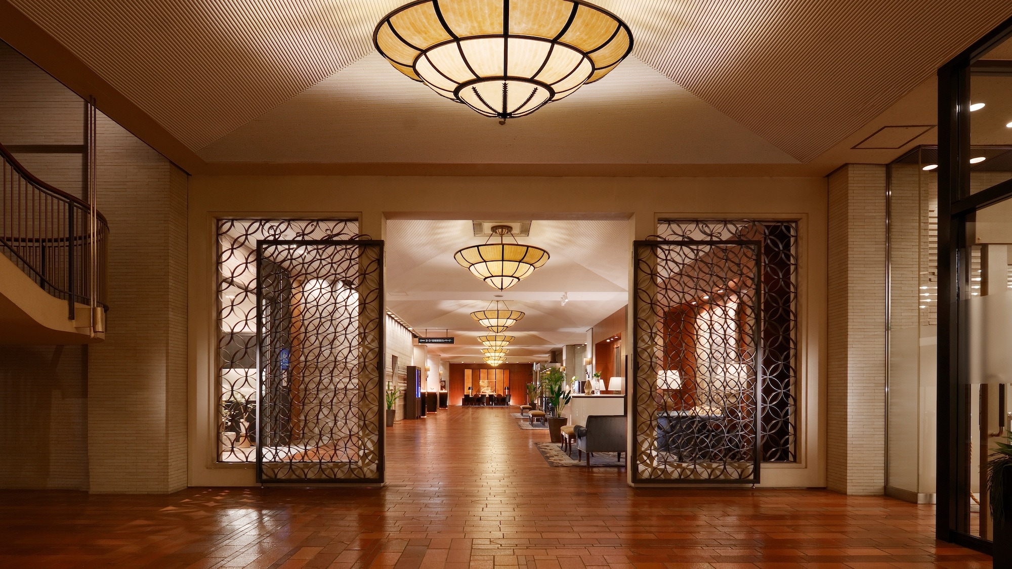With high-quality interior design and a stately lobby, you can enjoy a luxurious time that goes beyond the ordinary.